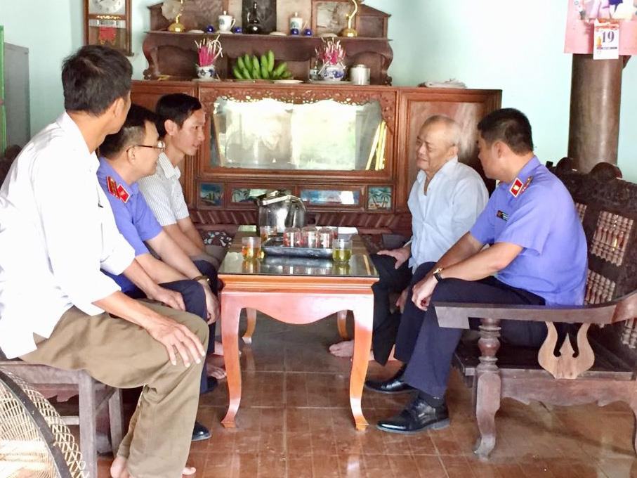 Viện kiểm sát nhân dân huyện Tân Kỳ thăm hỏi, tặng quà tại xã Đồng Văn