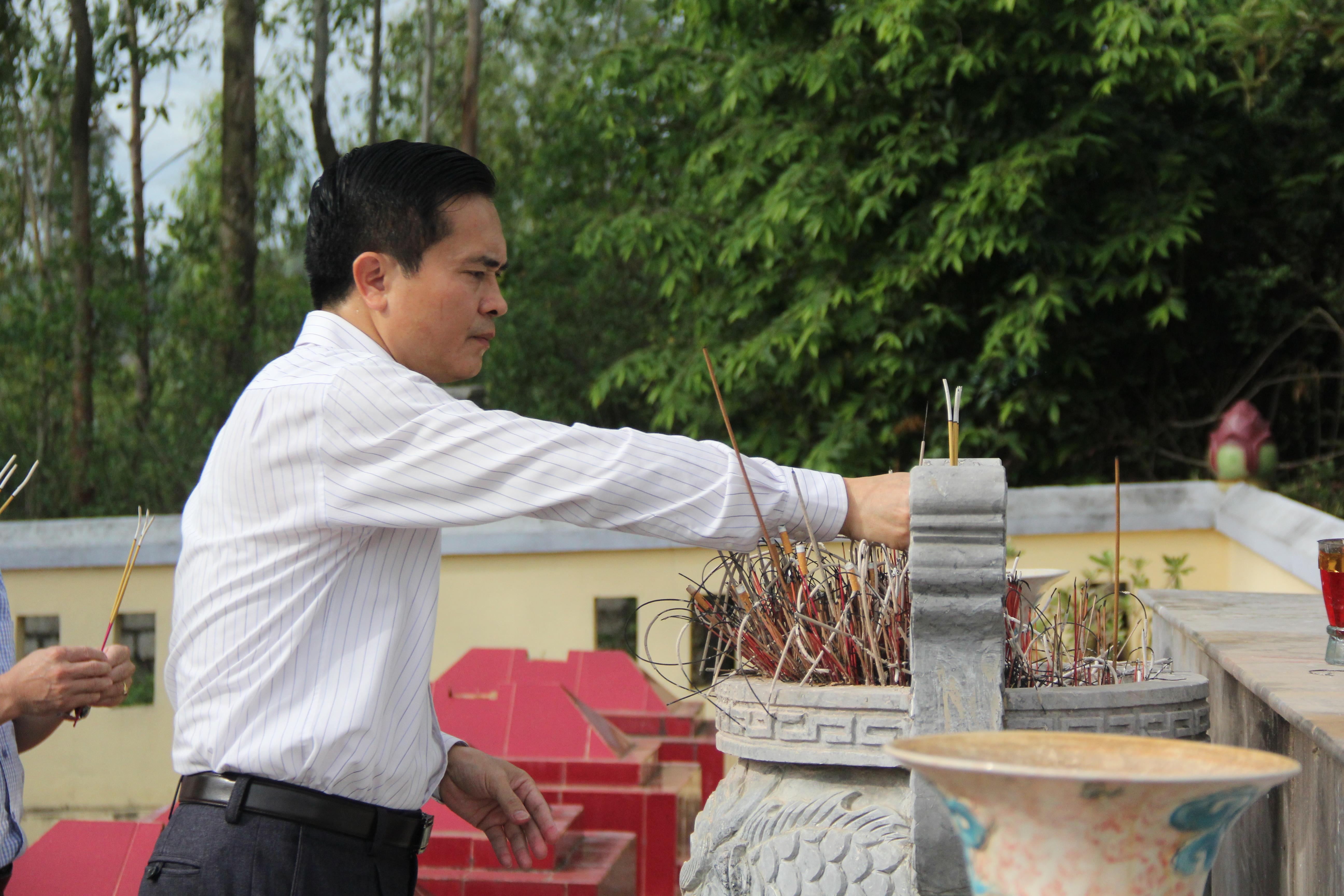 Phó Chủ tịch UBND tỉnh dâng hương tại Nghĩa trang liệt sỹ Đường Sắt. Ảnh: Tiến Hùng