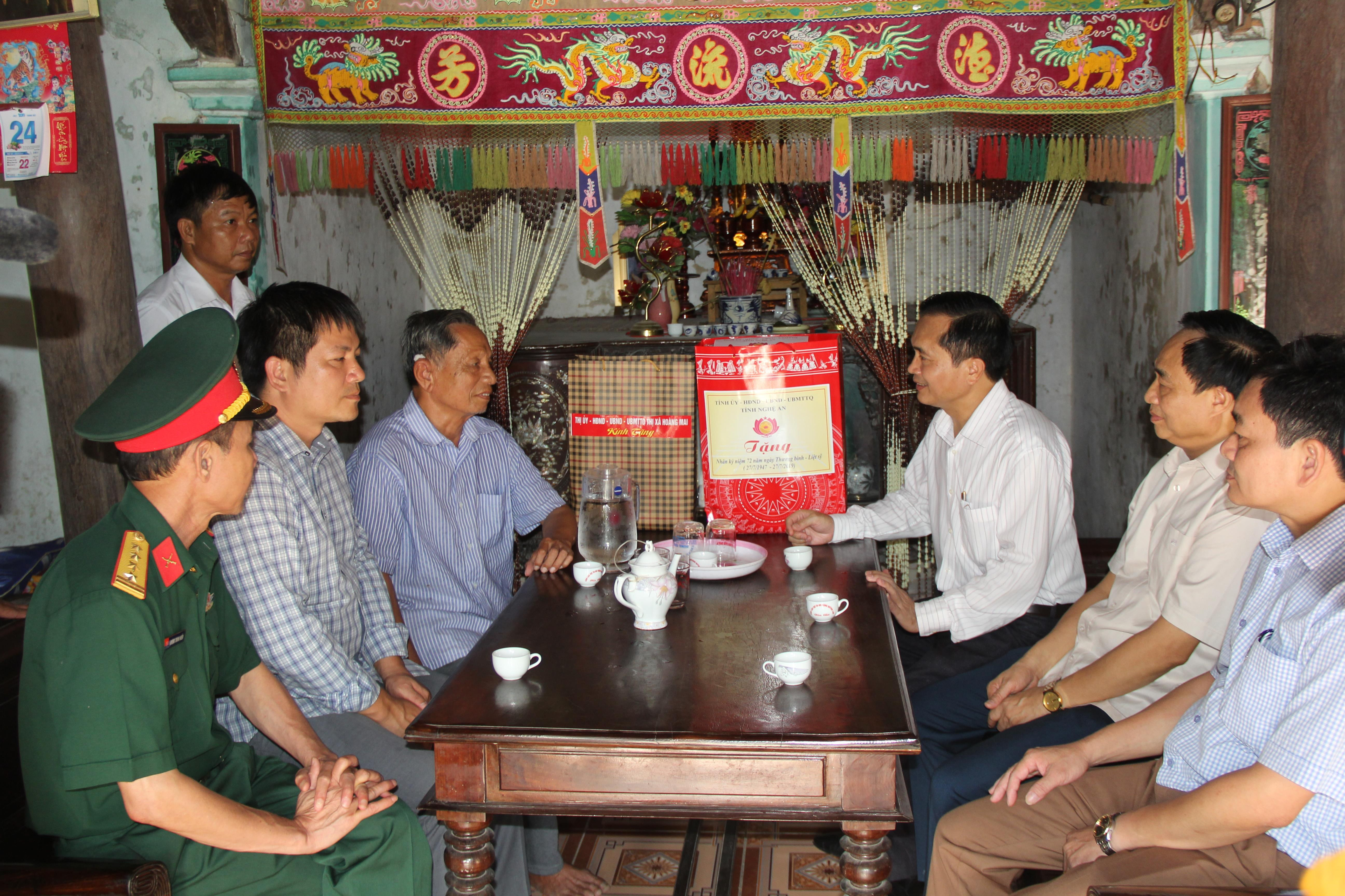 Đồng chí Lê Ngọc Hoa thăm, tặng quà gia đình chính sách. Ảnh: Tiến Hùng