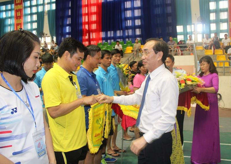  Phó Tổng Thanh tra Chính phủ Đặng Công Huẩn tặng hoa và cờ lưu niệm cho các đoàn VĐV tham dự giải. Ảnh: Hải Yến