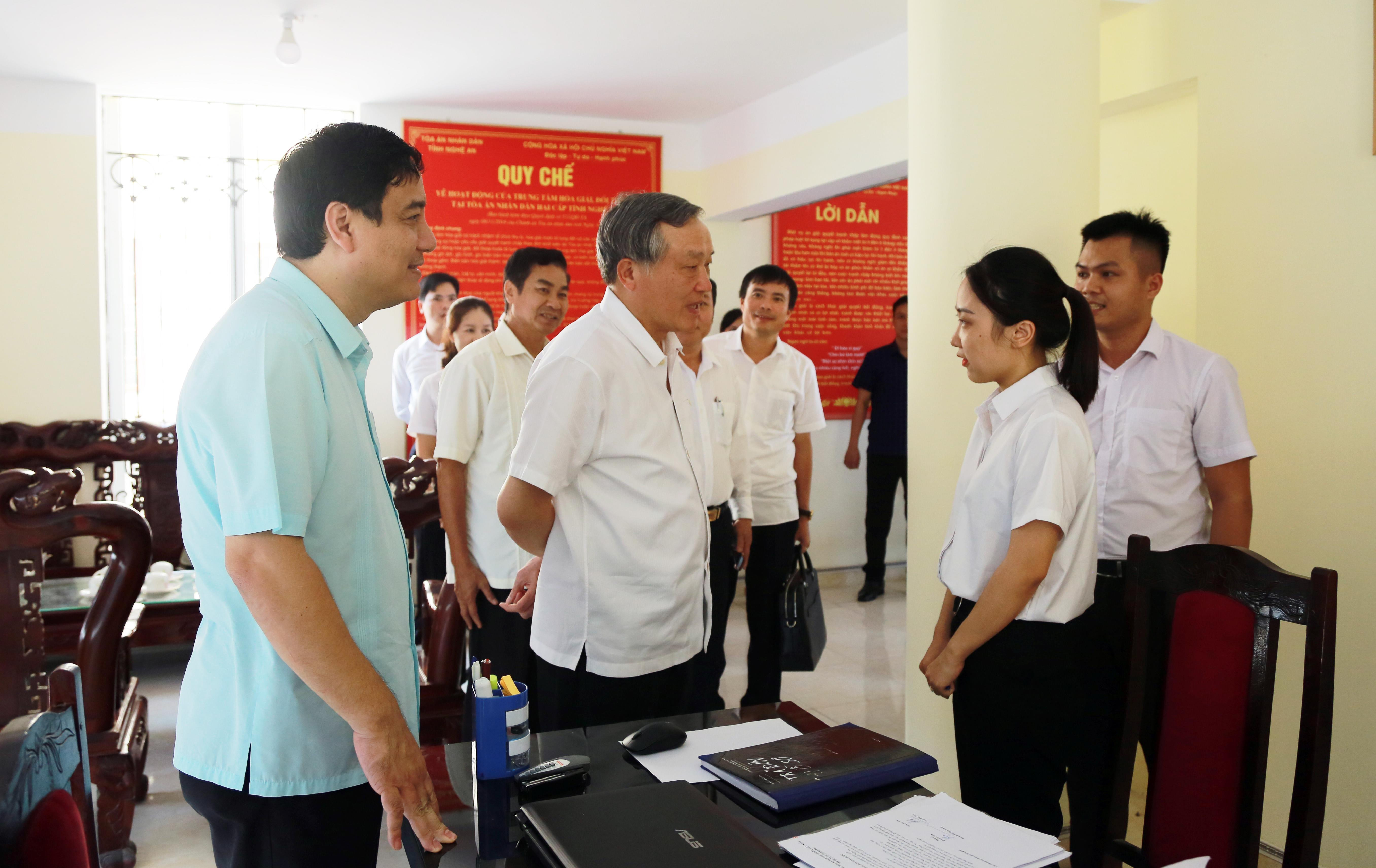 _Đồng chí Nguyễn Hòa Bình thăm hỏi, động viên cán bộ Tòa án nhân dân tỉnh Nghệ An. Ảnh: Anh Quỳnh