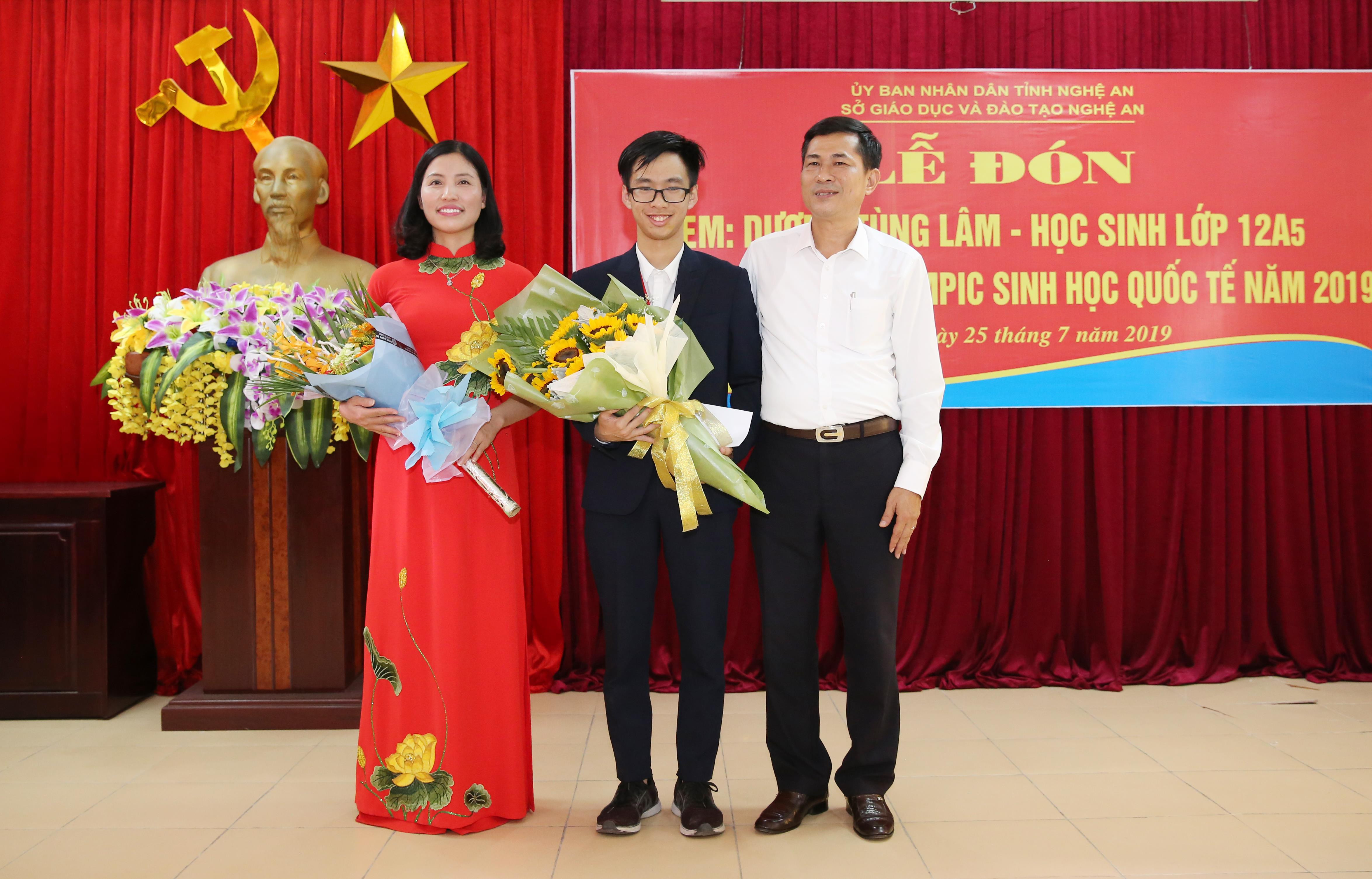 Niềm vui của giáo viên và học sinh Trường THPT chuyên Phan Bội Châu tại buổi đón Huy chương Đồng Olympic Sinh học Quốc tế. Ảnh: Đức Anh.