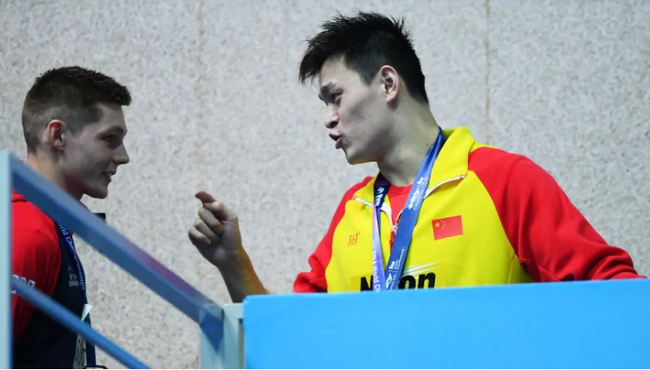  Vận động viên Trung Quốc la lối sau khi bị hắt hủi trên bục nhận huy chương vàng.
