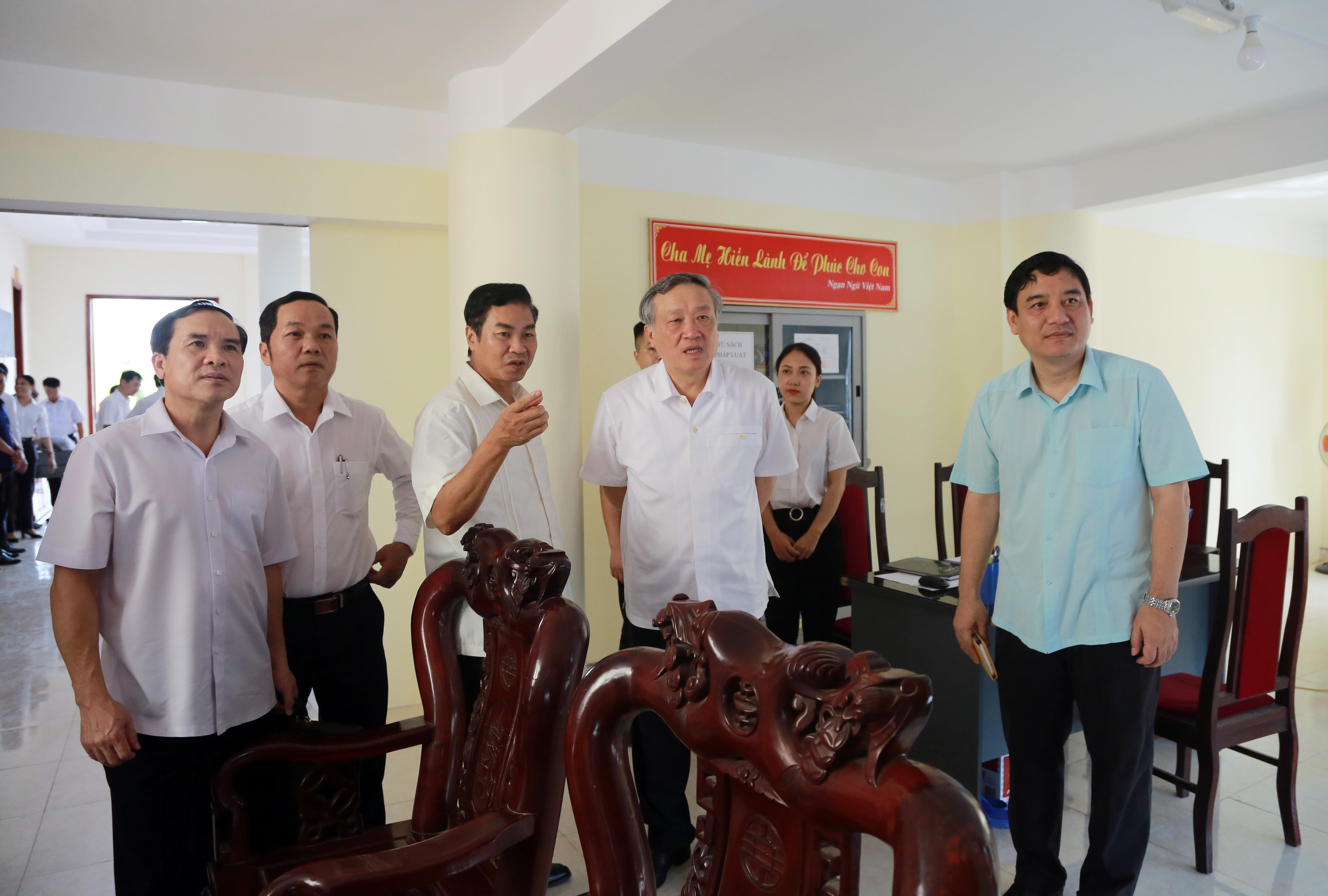 Chánh án Tòa án nhân dân tối cao Nguyễn Hòa Bình trao đổi với lãnh đạo Tòa án nhân dân tỉnh Nghệ An. Ảnh: An Quỳnh.
