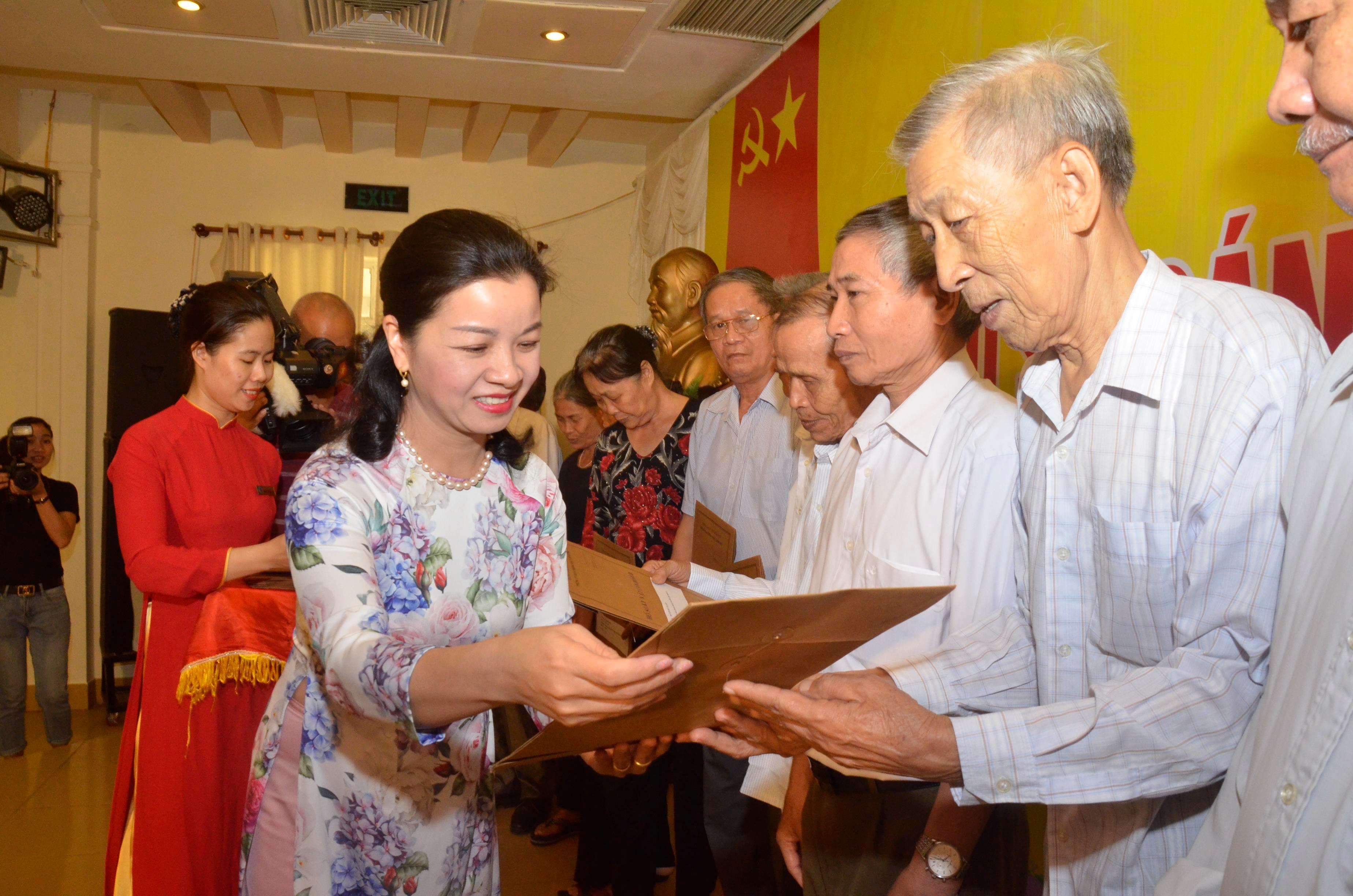 Lãnh đạo Cục Văn thư và Lưu trữ nhà nước trao hồ sơ cho các cán bộ đi B. Ảnh: Thanh Lê