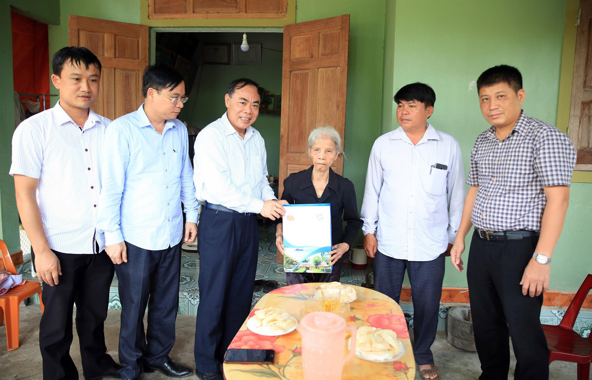 Các đồng chí đại diện Đoàn công tác Sở Du lịch tặng quà cho thương binh, cựu TNXP Nguyễn Thị Mai. Ảnh: Hồ Phương