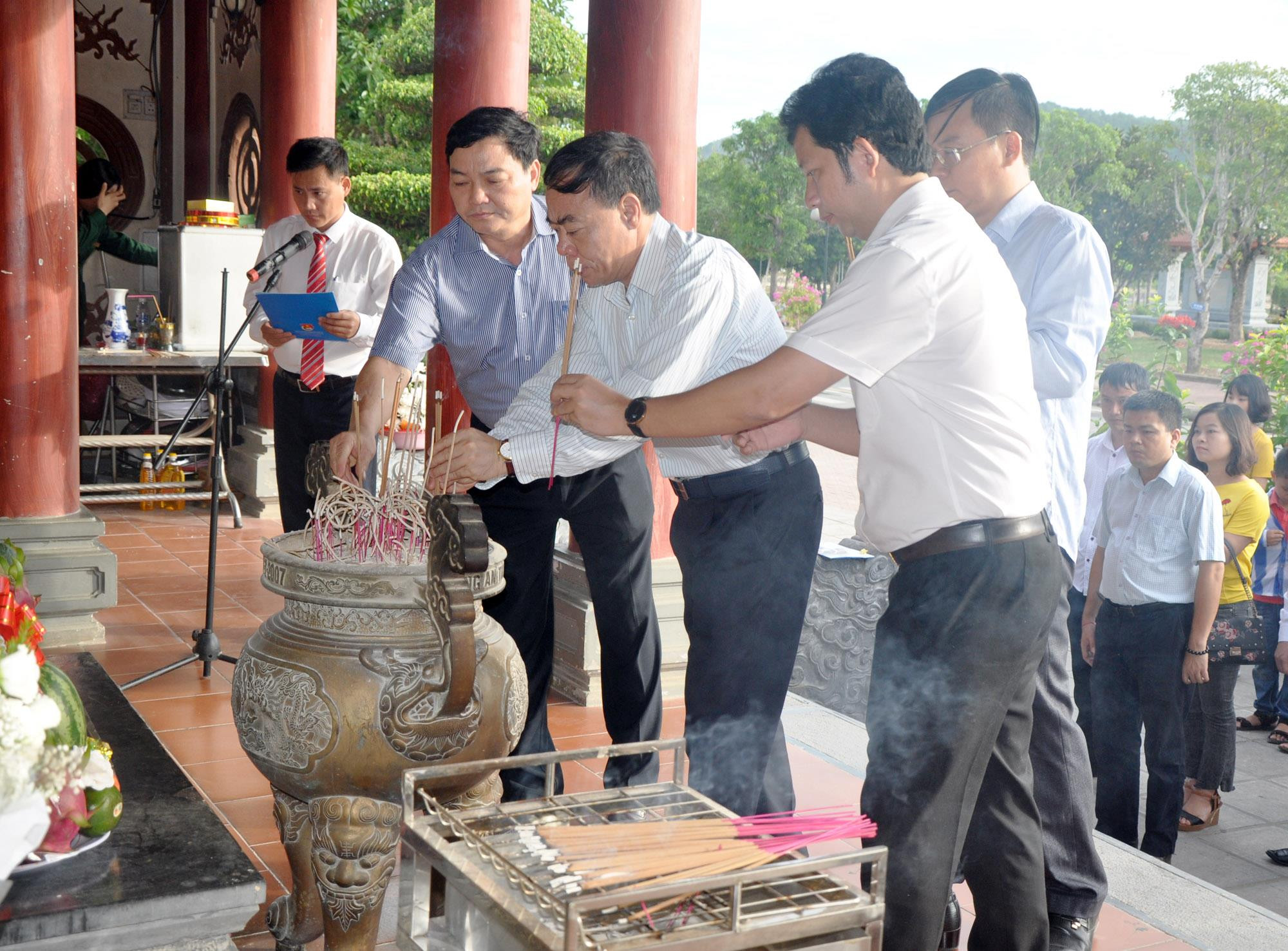 Lãnh đạo Sở Du lịch và các thành viên trong Đoàn công tác của Sở dâng hương tại Khu Di tích lịch sử quốc gia Truông Bồn. Ảnh: Công Kiên
