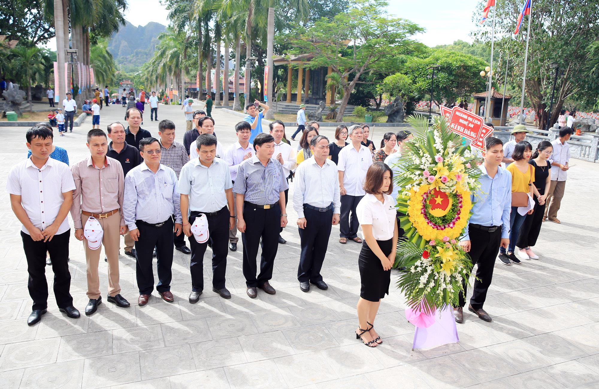 Đoàn công tác dâng hoa tại Đài tưởng niệm Nghĩa trang liệt sỹ quốc té Việt - Lào. Ảnh: Hồ Phương