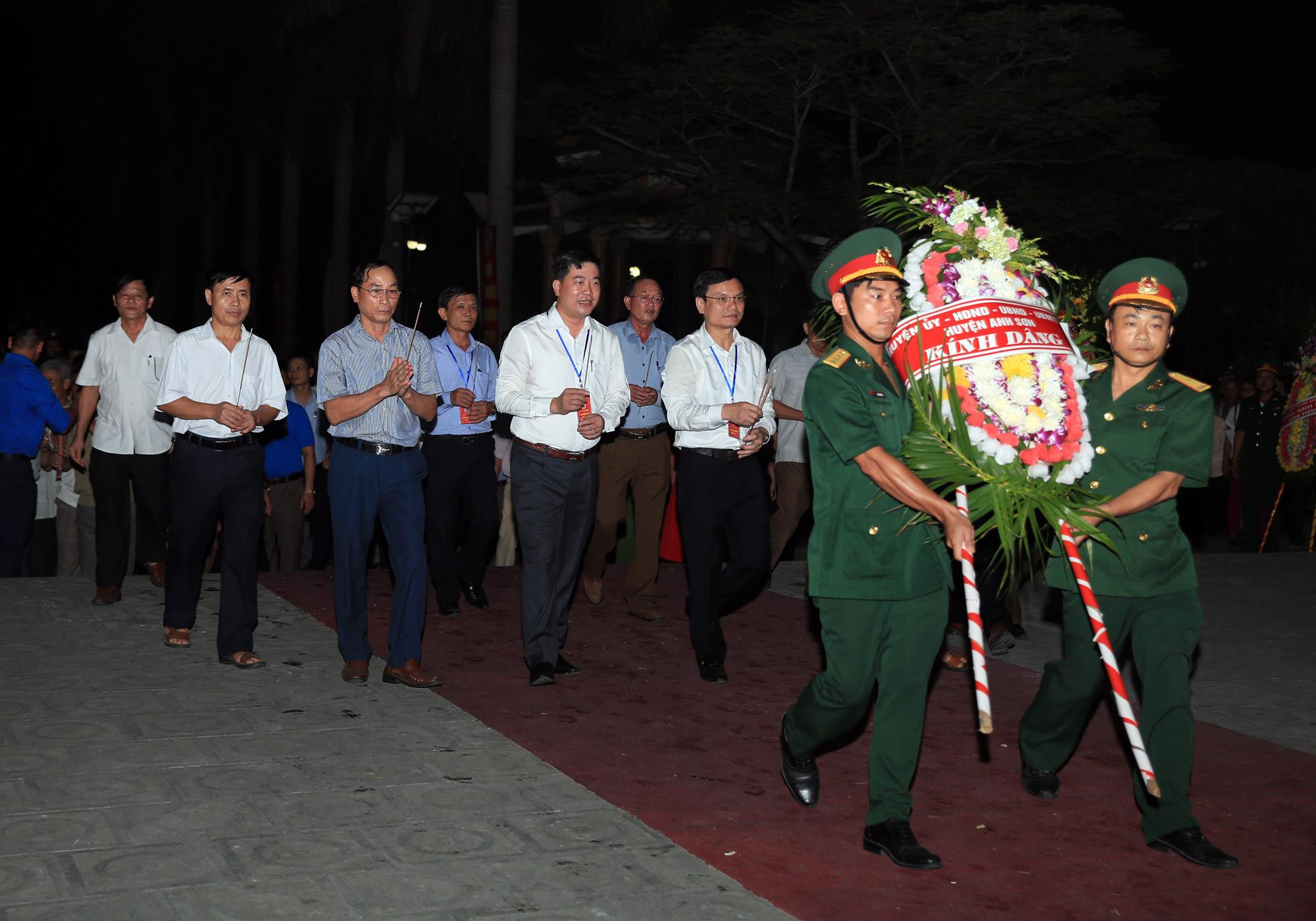 Lãnh đạo huyện Anh Sơn dâng hoa tưởng niệm vong linh các anh hùng, liệt sỹ đang yên nghỉ tại Nghĩa trang liệt sỹ Quốc tế Việt - Lào.