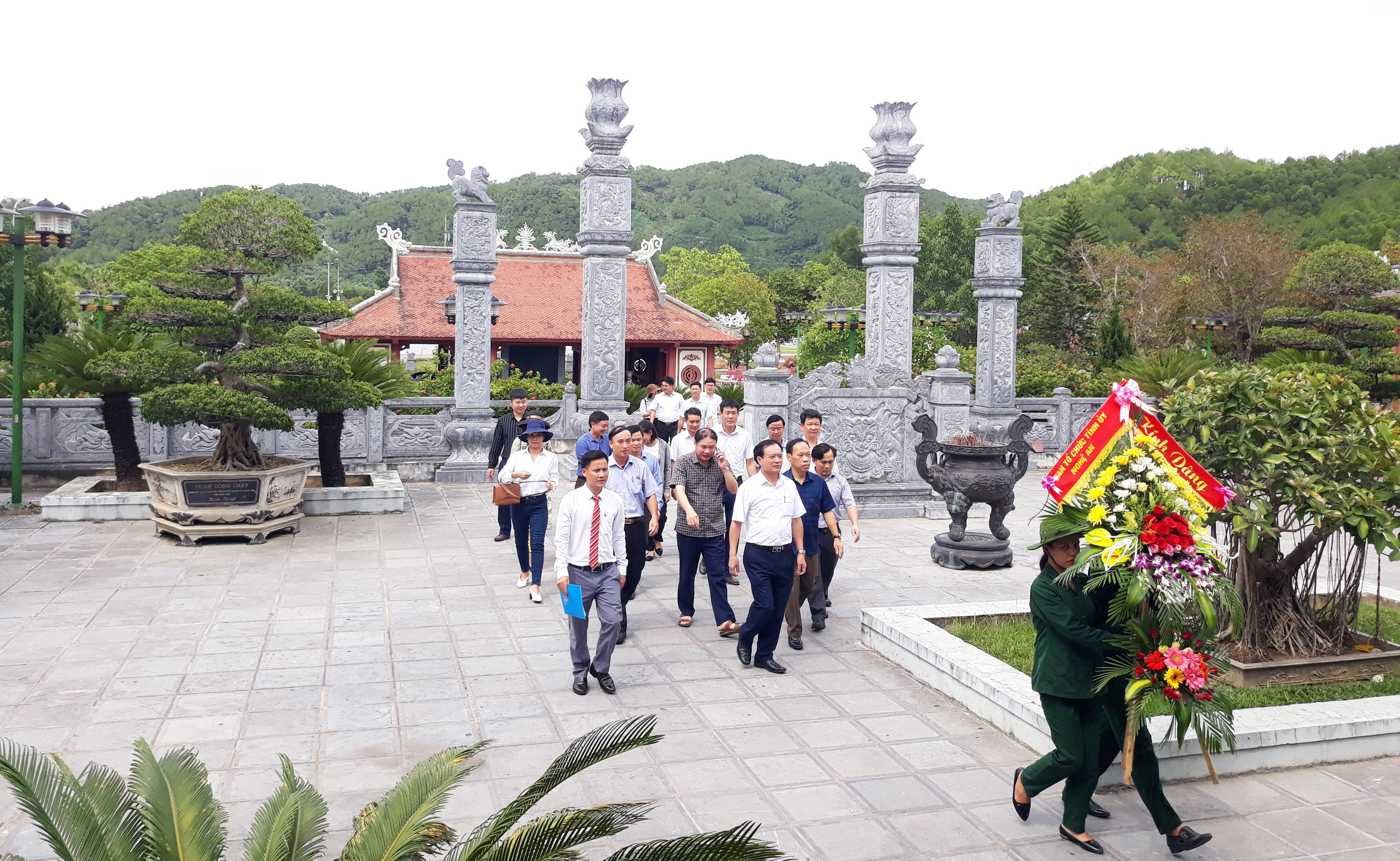 Đoàn đại biểu Ban Tổ chức Tỉnh ủy dâng hoa tưởng niệm các anh hùng, liệt sỹ tại Khu Di tích Quốc gia Truông Bồn. Ảnh: Lê Văn Lĩnh