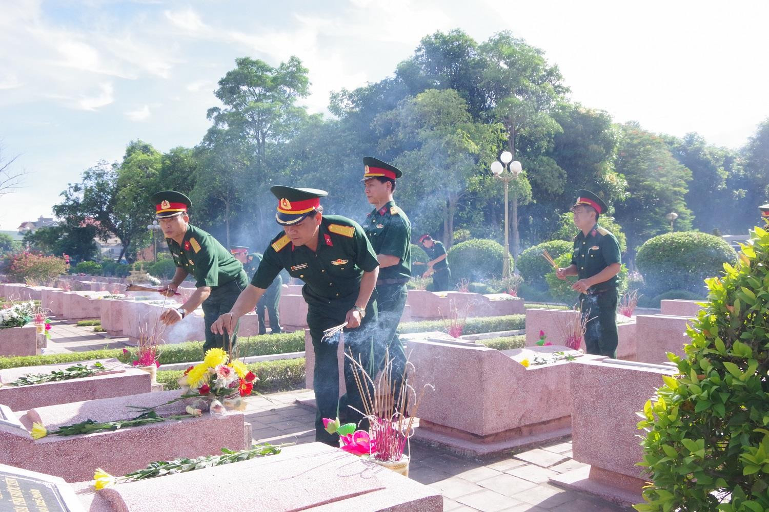 Cán bộ, chiến sĩ Bộ CHQS tỉnh dâng hương lên phần mộ các anh hùng, Liệt sĩ tại Nghĩa trang Liệt sĩ thành phố Vinh. Ảnh: Quang Phong