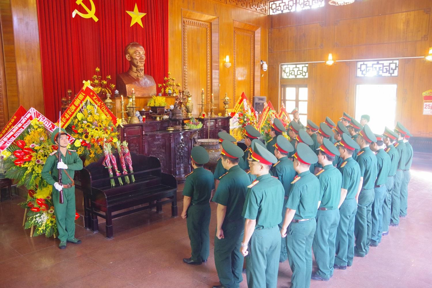 Trước anh linh Chủ tịch Hồ Chí Minh, đoàn đại biểu LLVT tỉnh nguyện hứa sẽ luôn trung thành với con đường Đảng và Bác Hồ đã lựa chọn. Ảnh: