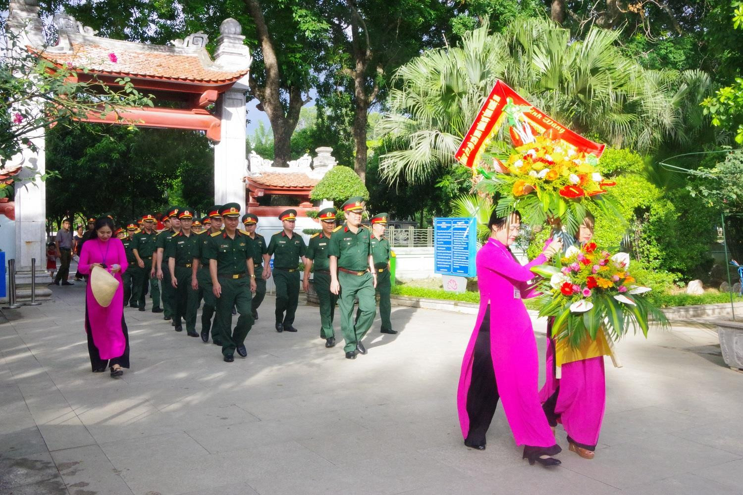 Đoàn đại biểu Đảng ủy - Bộ CHQS tỉnh dâng hoa, dâng hương tại Khu di tích Kim Liên nhân 72 năm ngày TBLS 27-7. Ảnh: Quang Phong