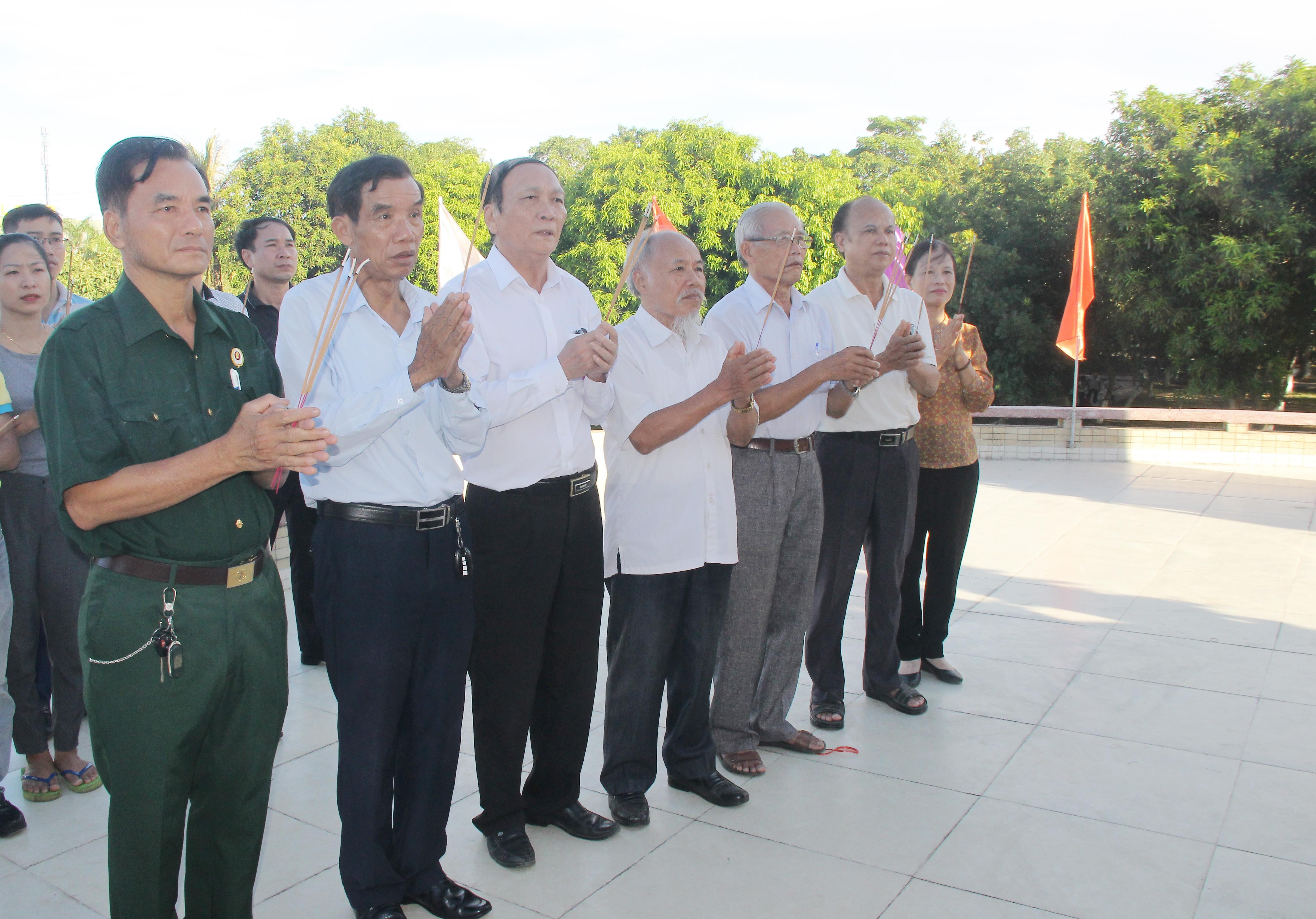 Các hội viên Hội hỗ trợ gia đình liệt sỹ Nghệ An làm lễ dâng hoa, dâng hương tưởng niệm các Anh hùng liệt sỹ tại Nghĩa trang thành phố Vinh. Ảnh: Minh Chi