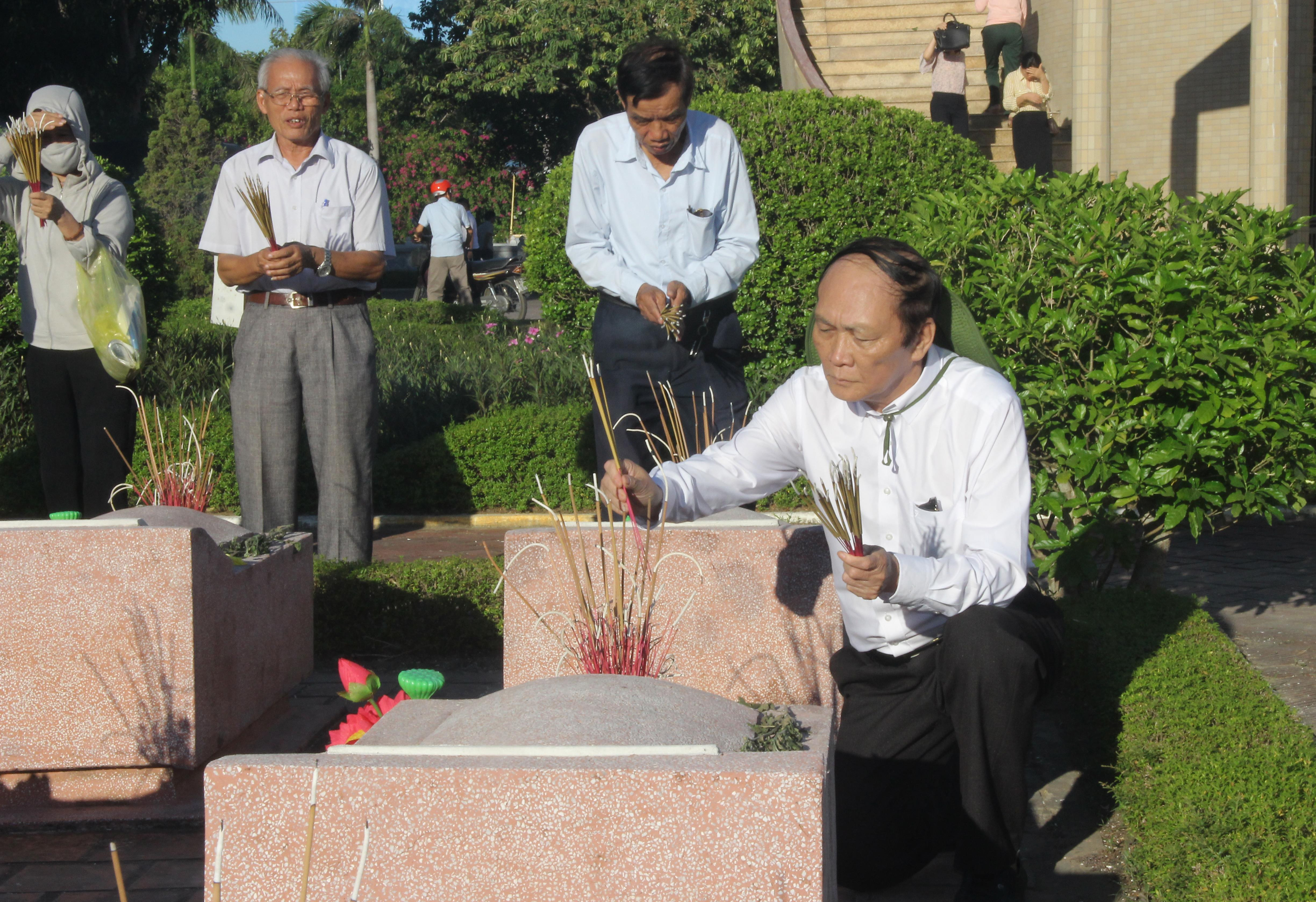 Các hội viên thắp hương tri ân các Anh hùng liệt sỹ tại Nghĩa trang thành phố Vinh. Ảnh: Minh Chi