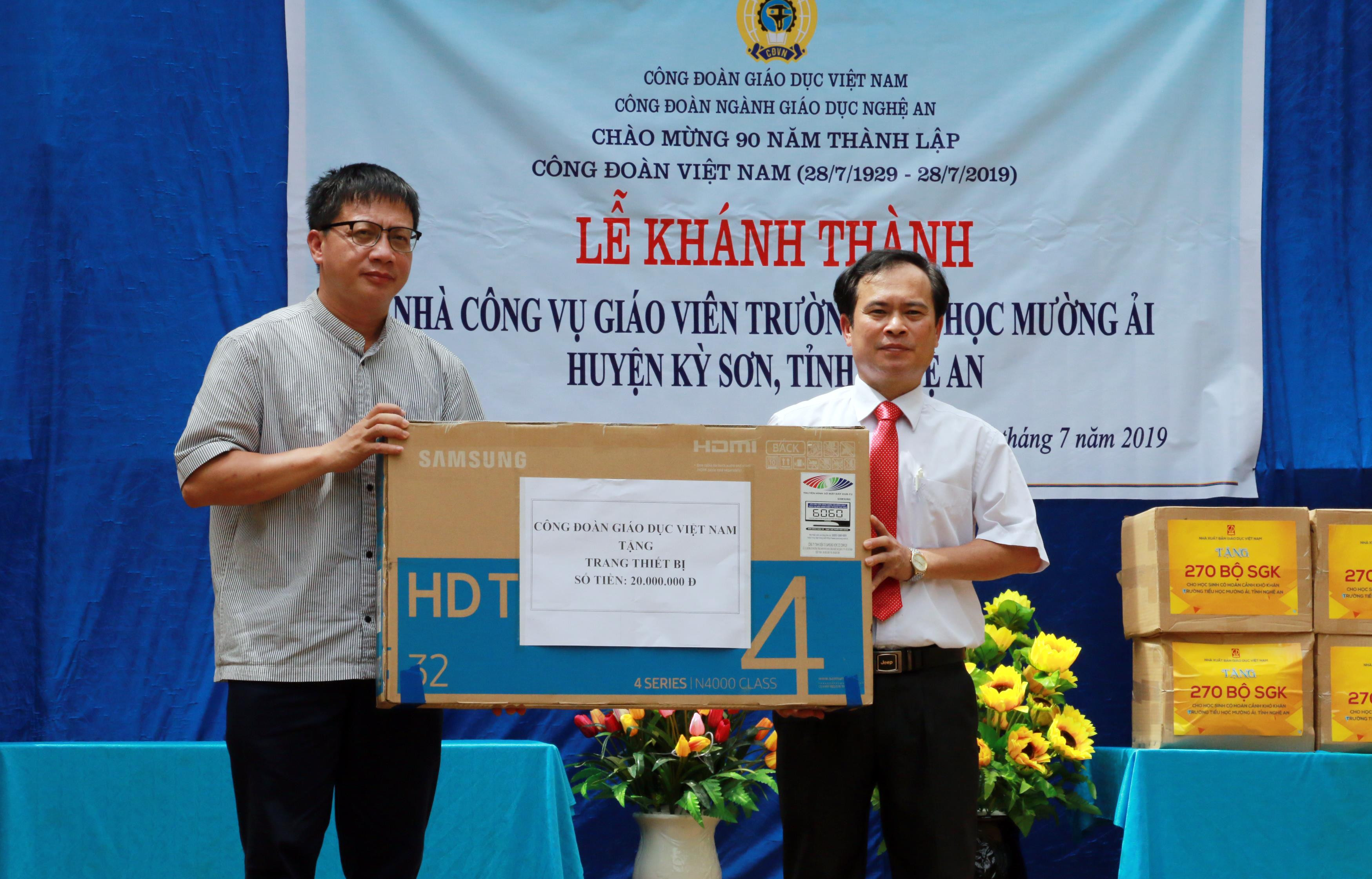Phó Chủ tịch Công đoàn Giáo dục Việt Nam tặng quà cho Trường Tiểu học Mường Ải. Ảnh: Mỹ Hà