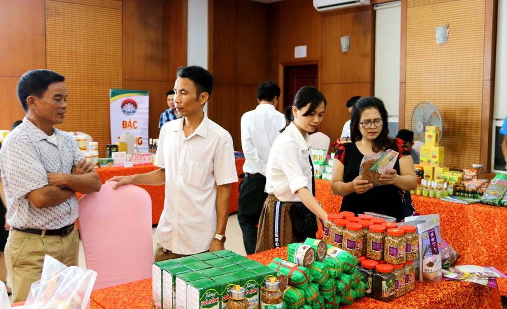 Các doanh nghiệp, đơn vị giới thiệu sản phẩm bên lề hội nghị nhằm kết nối, tìm kiếm thị trường tiêu thụ. Ảnh: Nguyễn Hải