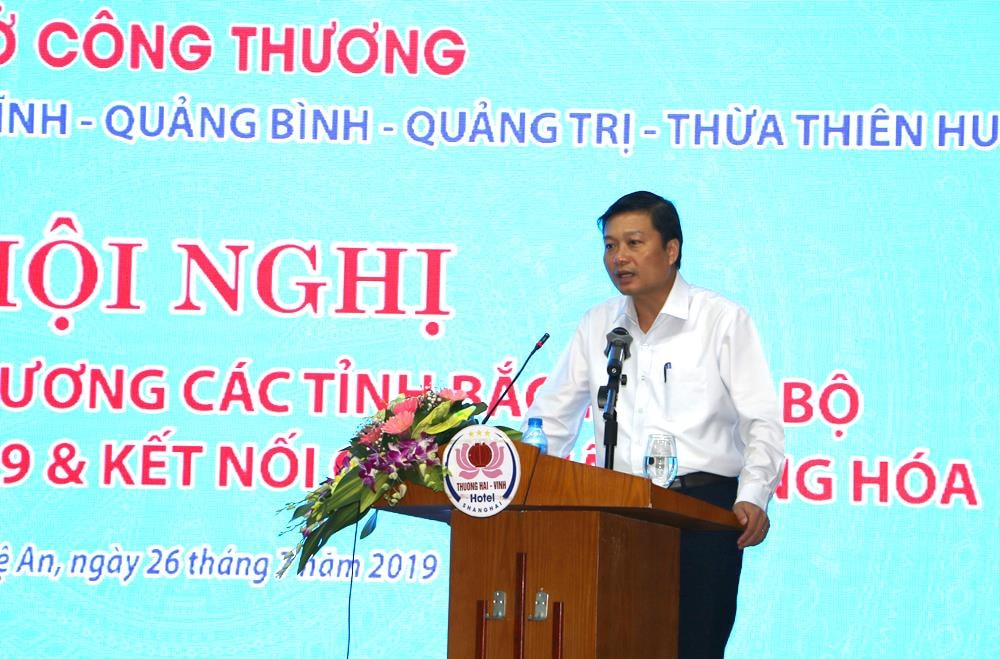Đồng chí Lê Hồng Vinh - Phó Chủ tịch UBND tỉnh phát biểu đề nghị ngành công thương các tỉnh cần nâng tầm sự kiện, coi đây là cơ hội để kết nối, tìm kiếm thị trường cho hàng hóa, sản phẩm mỗi tỉnh. Ảnh: Nguyễn Hải