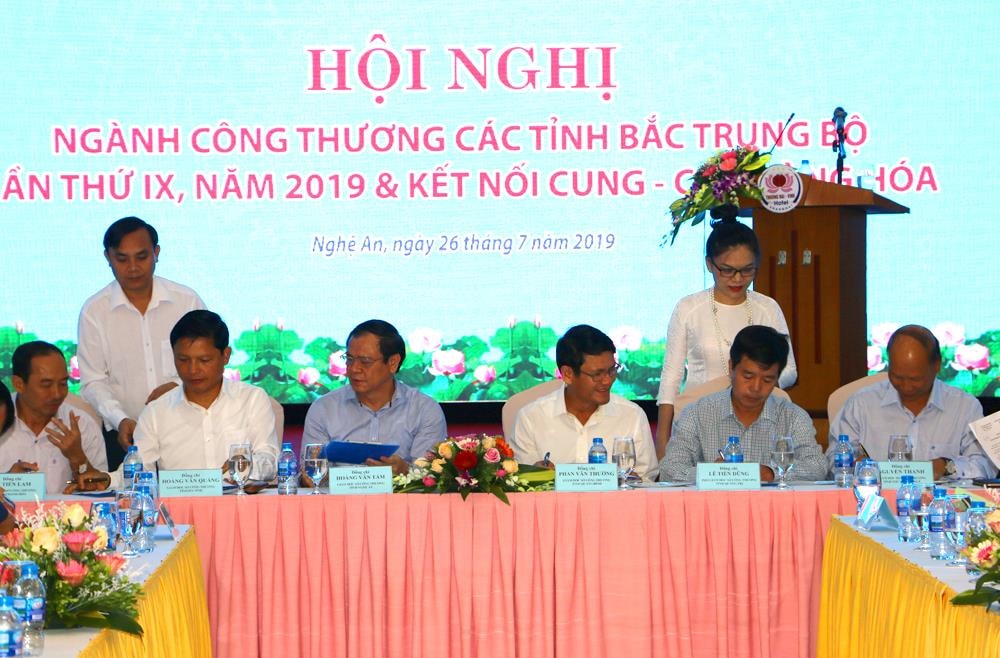 Lãnh đạo Sở Công thương 6 tỉnh khu vực Bắc Trung bộ ký kết giao ước thi đua, liên kết vùng. Ảnh: Nguyễn Hải