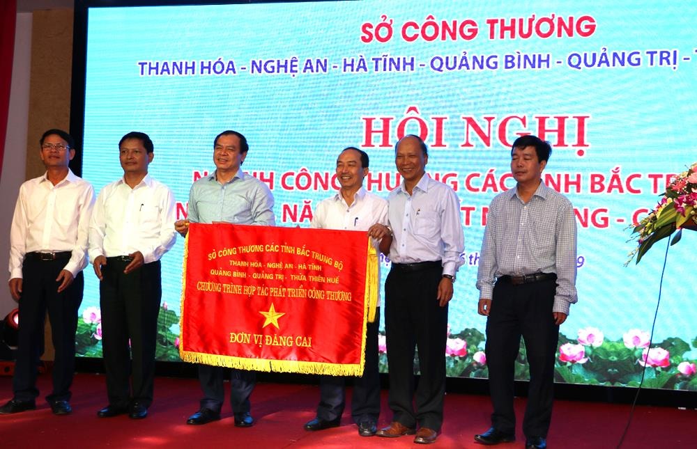 Trao quyền đăng cai sự kiện kết nối cung cầu hàng hóa ngành Công thương 6 tỉnh Bắc Trung bộ cho tỉnh Thanh Hóa. Ảnh: Nguyễn Hải