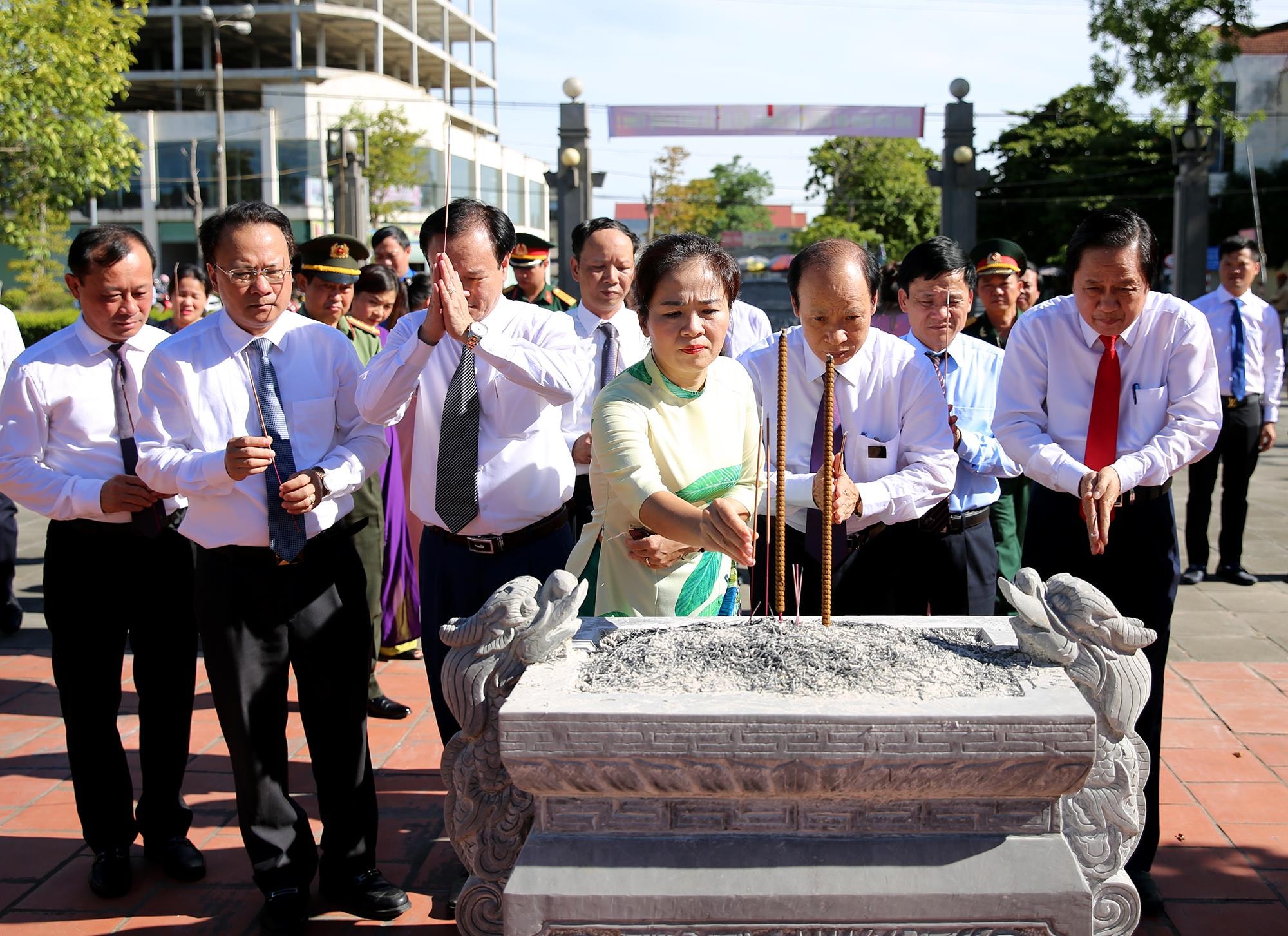 Các đồng chí lãnh đạo tỉnh dâng hương tưởng niệm trước phần mộ các Anh hùng liệt sỹ tại Khu Di tích Xô Viết Nghệ Tĩnh. Ảnh: Đức Anh