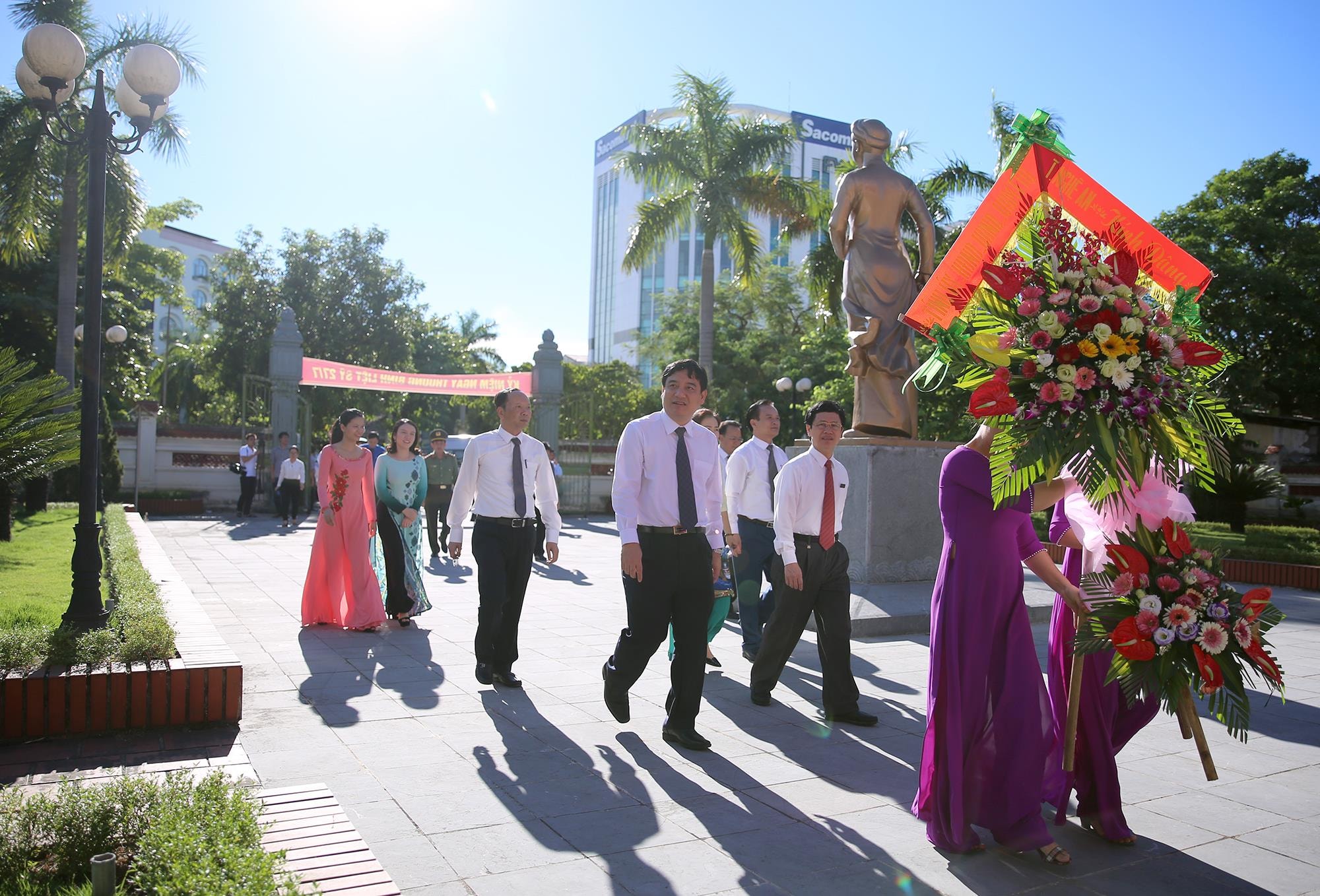 Đoàn đại biểu tỉnh Nghệ An đến dâng hoa tại Nhà lưu niệm Nguyễn Thị Minh Khai. Ảnh: Đức Anh