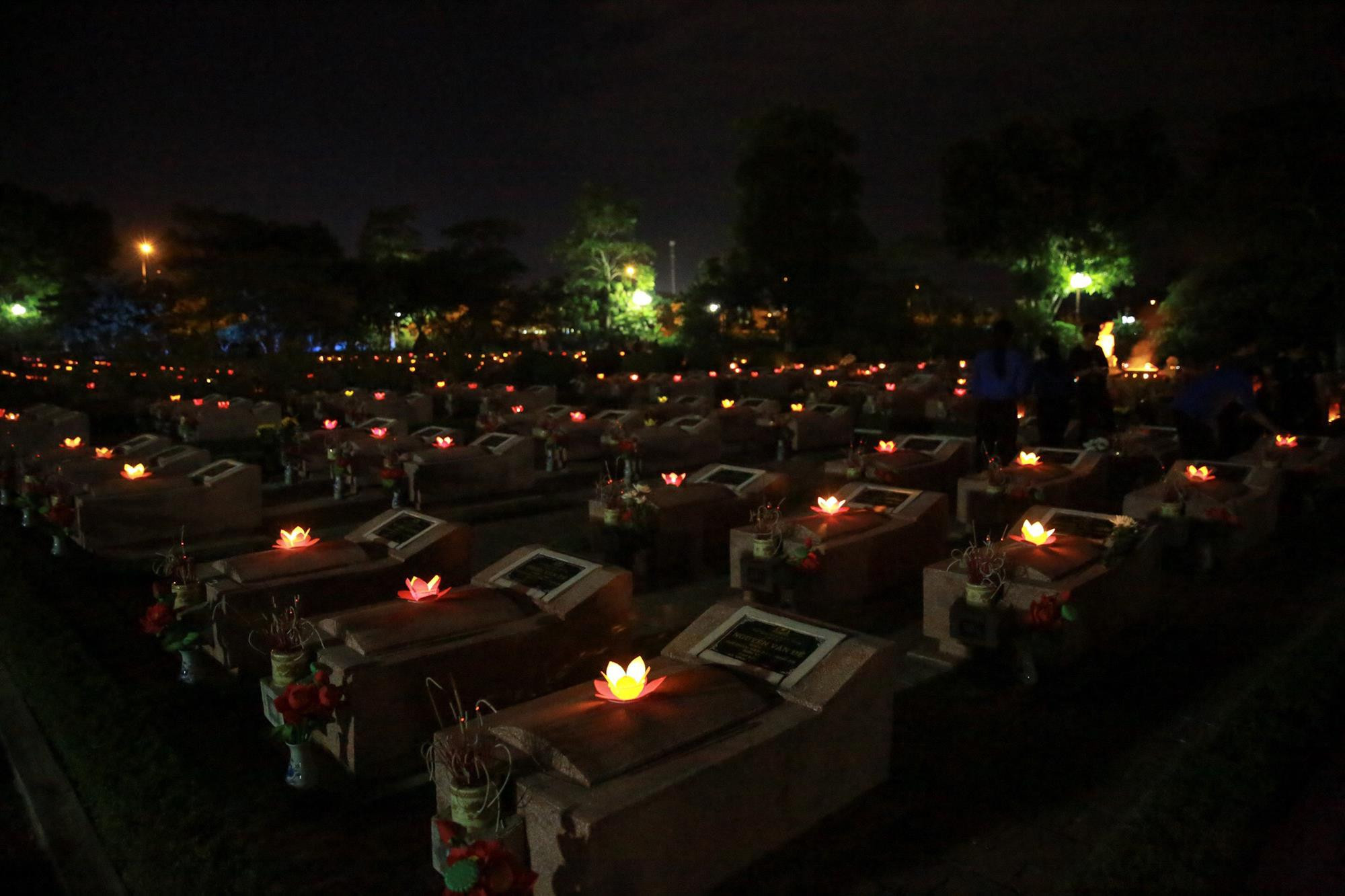Trong đêm tri ân, Nghĩa trang liệt sĩ thành phố Vinh đã trở nên lung linh với hàng ngàn ngọn nến đã được các bạn đoàn viên thanh niên thắp nên. Ảnh: Hải Vương