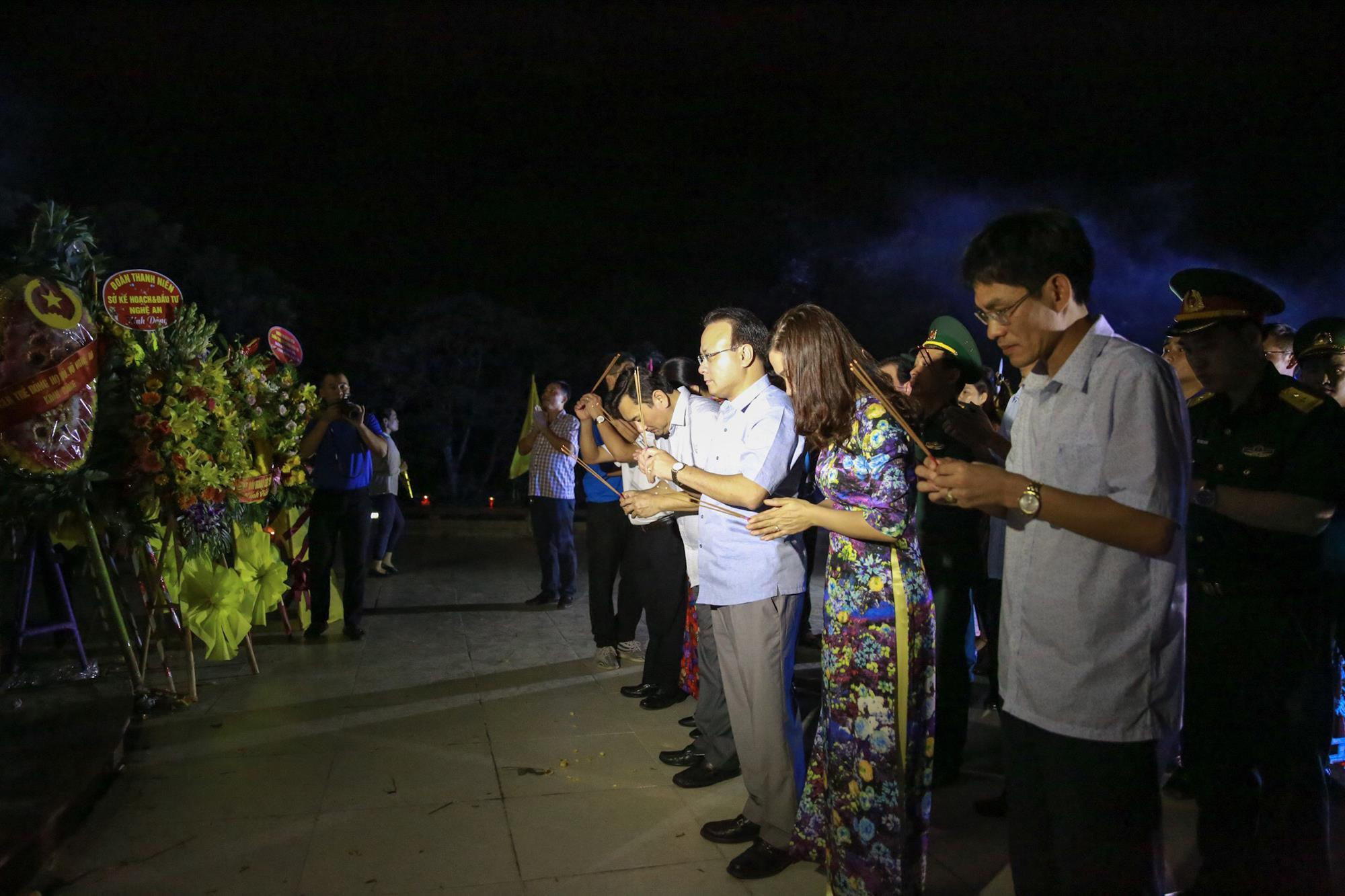 Bước vào lễ, các đại biểu tham dự đã tổ chức dâng hoa tưởng nhớ các anh hùng liệt sĩ tại đài tưởng niệm. Ảnh: Hải Vương