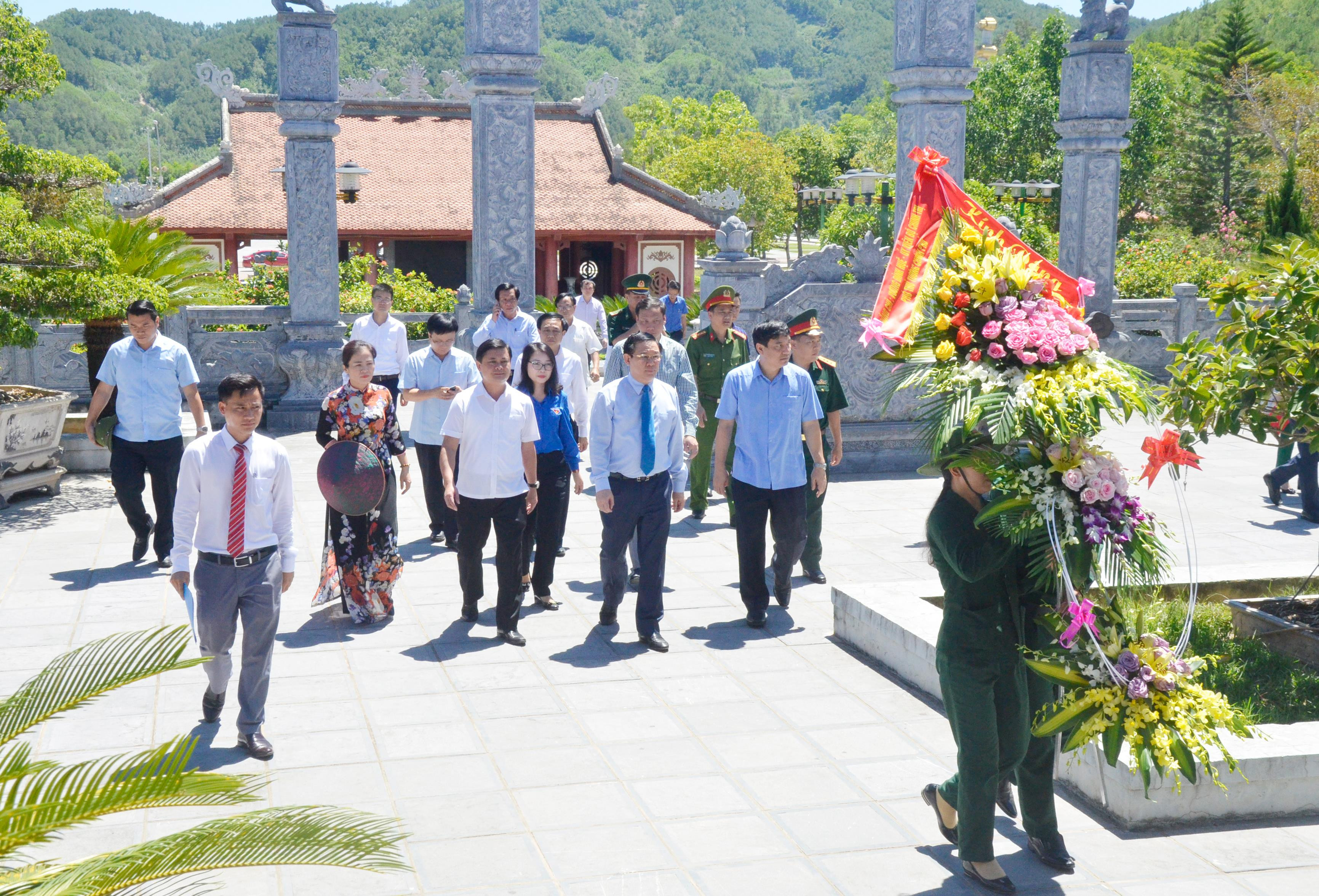 Đoàn đại biểu dâng hoa tại Khu Di tích lịch sử Quốc gia Truông Bồn. Ảnh: Thanh Lê