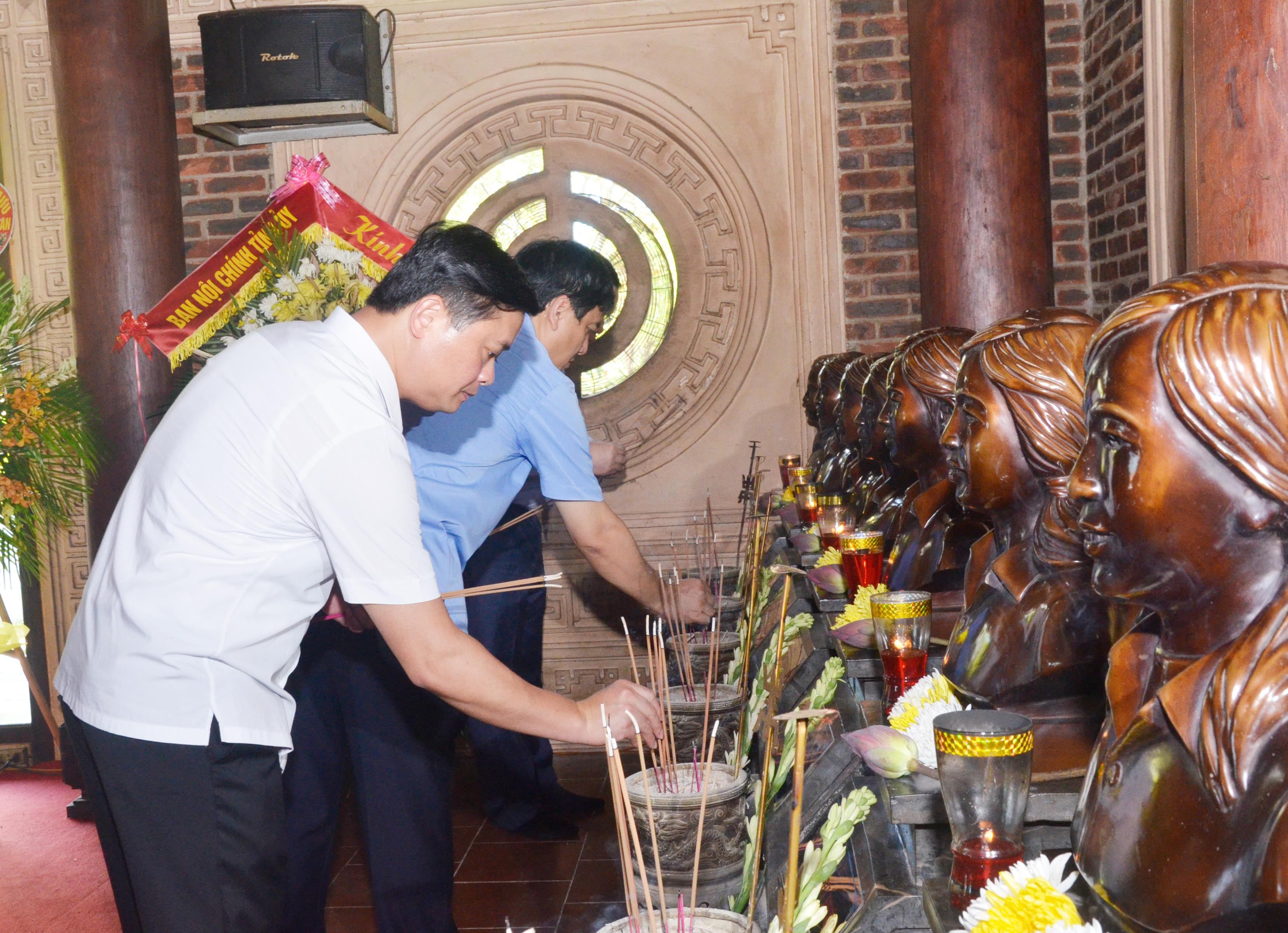 Các đồng chí lãnh đạo tỉnh thắp hương tưởng niệm các anh hùng liệt sĩ Truông Bồn. Ảnh: Thanh Lê