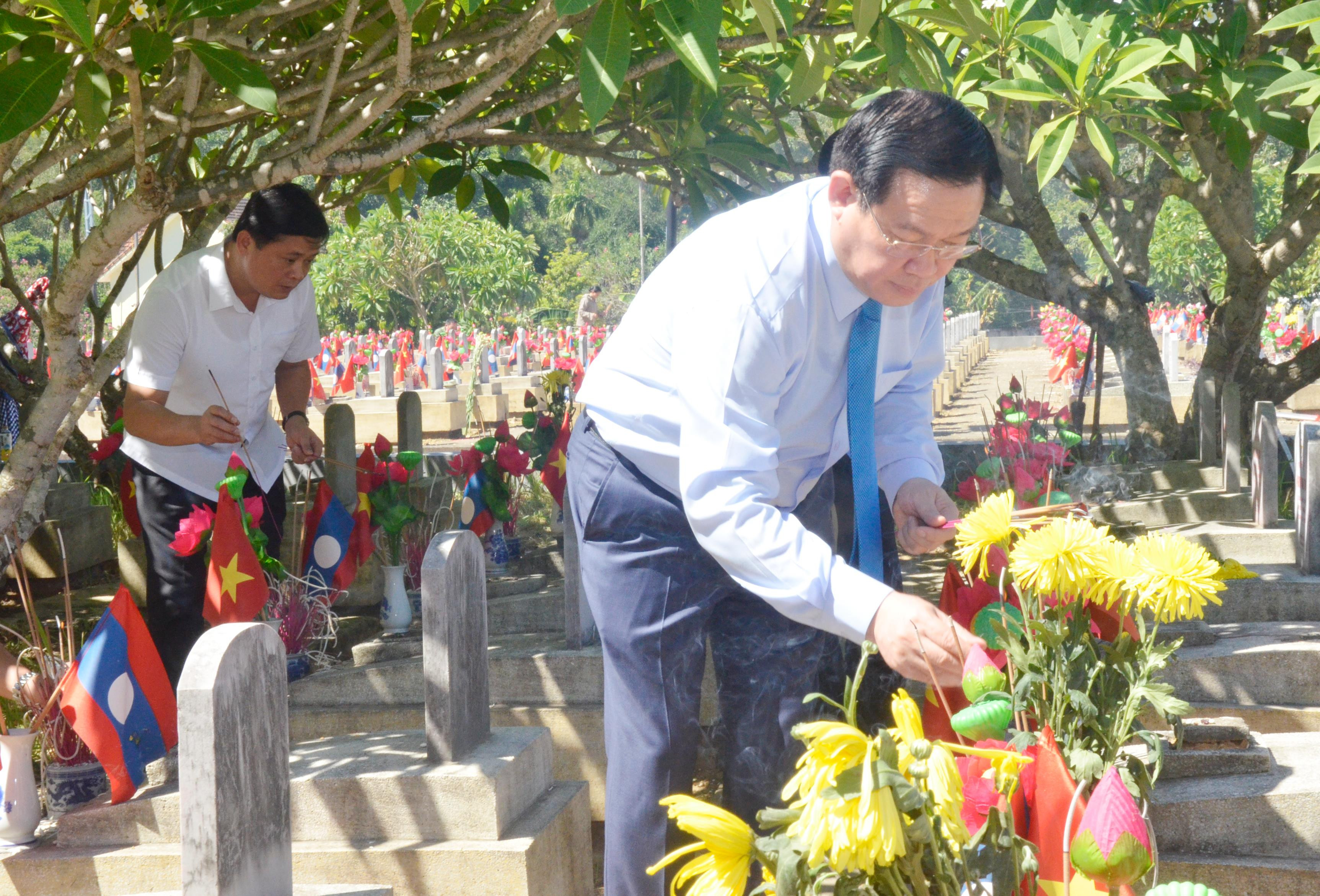 Phó Thủ tướng Vương Đình Huệ thắp hương tại phần mộ các anh hùng liệt sĩ Nghĩa Trang Quốc tế Việt - Lào. Ảnh: Thanh Lê