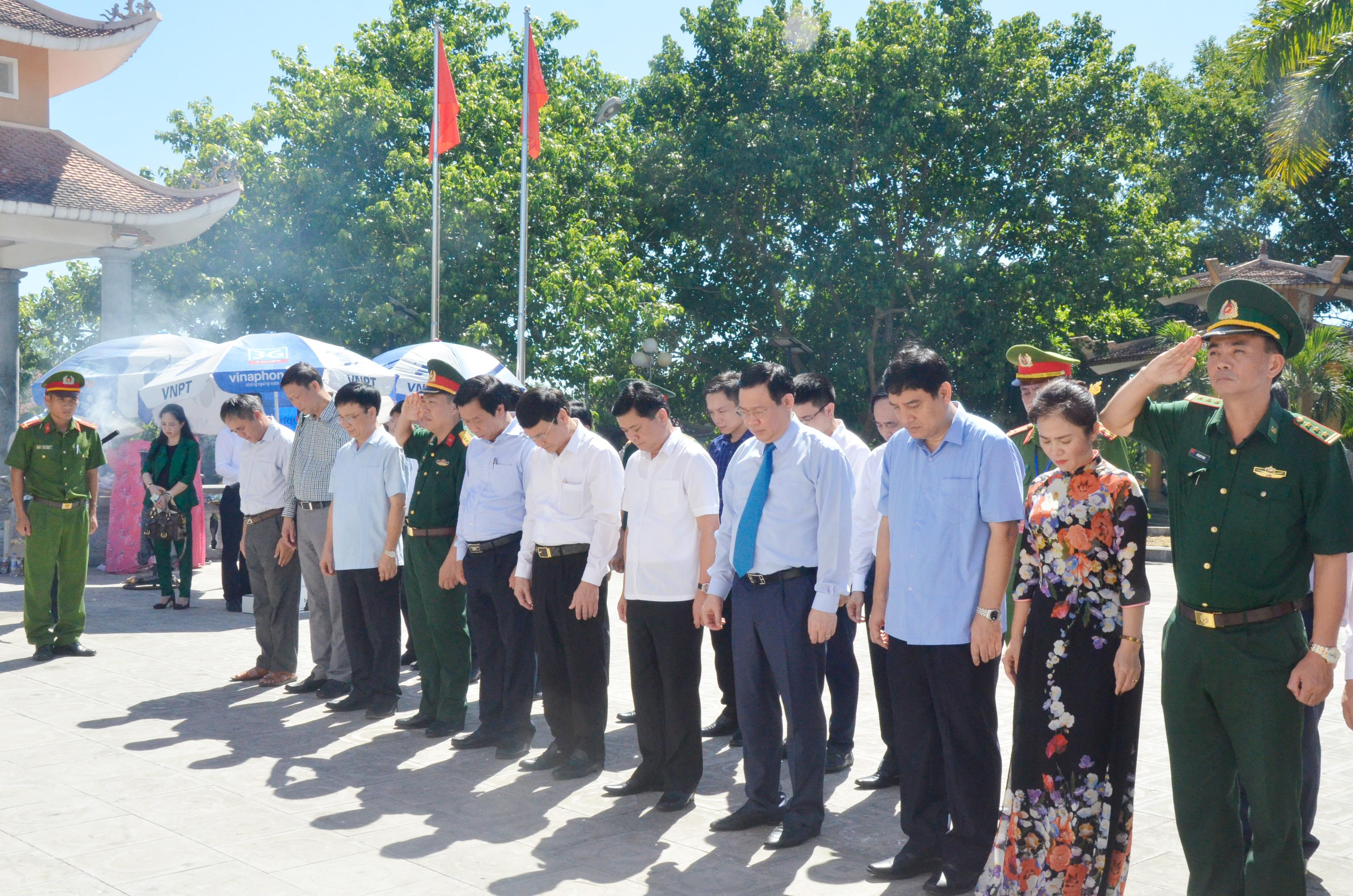 Phó Thủ tướng Vương Đình Huệ và các đại biểu tưởng niệm các anh hùng liệt sĩ tại Đài tưởng niệm Nghĩa trang Quốc tế Việt - Lào. Ảnh: Thanh Lê