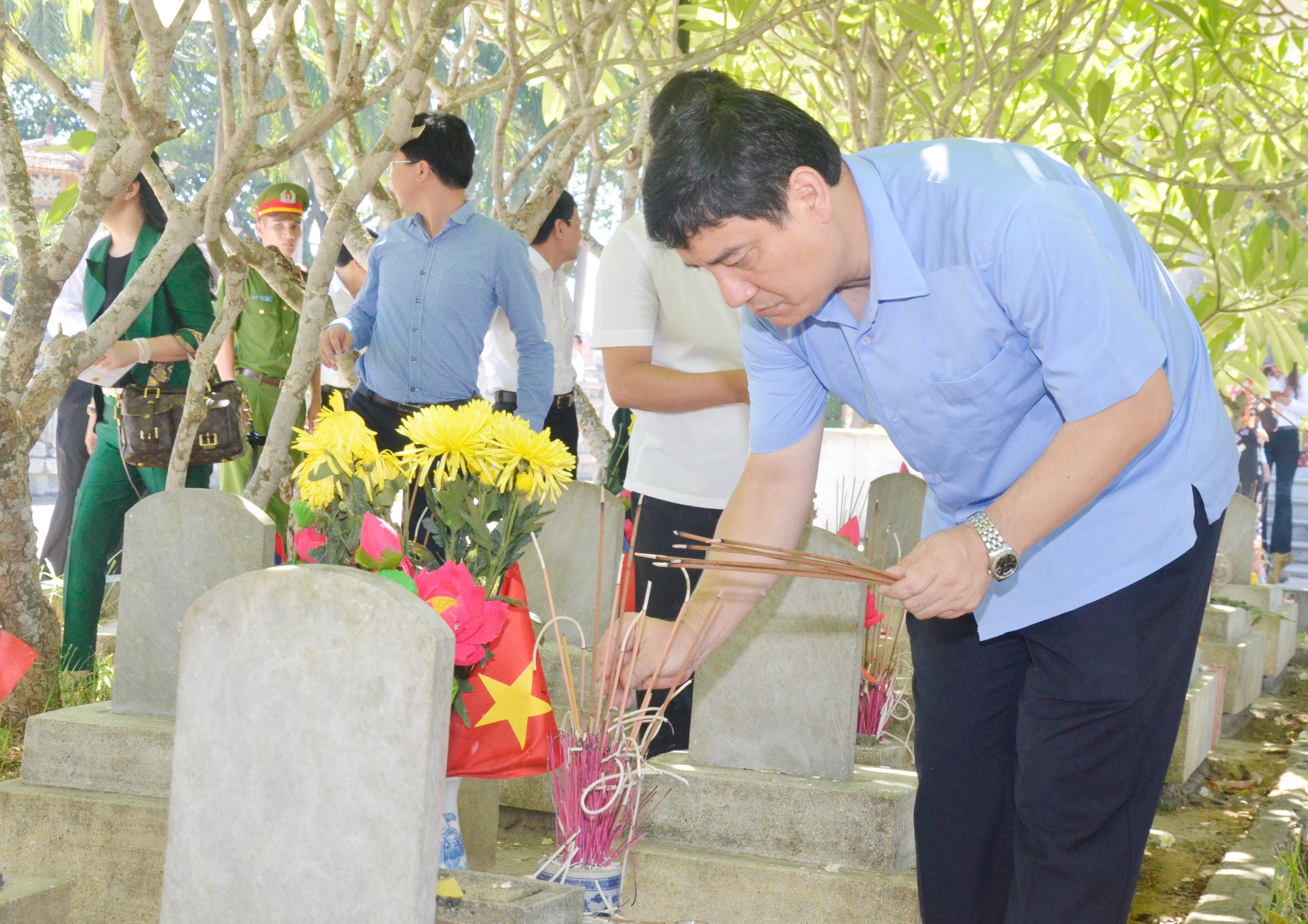 Bí thư Tỉnh ủy Nguyễn Đắc Vinh thắp hương tại phần mộ các hùng liệt sĩ Nghĩa trang Quốc tế Việt - Lào. Ảnh: Thanh Lê