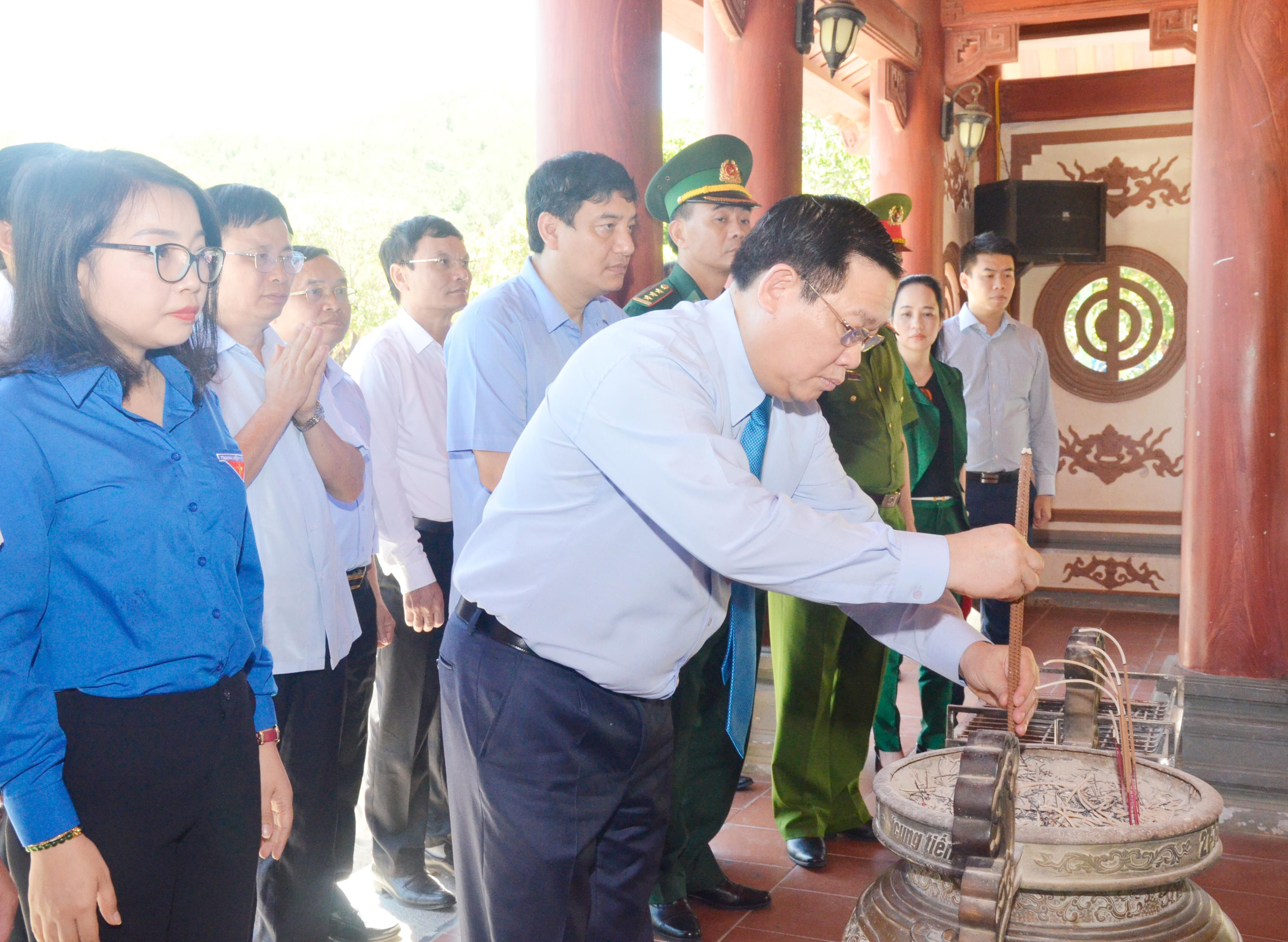 Phó Thủ tướng Vương Đình Huệ thắp hương tại phần mộ 13 liệt sĩ thanh niên xung phong Truông Bồn. Ảnh: Thanh Lê