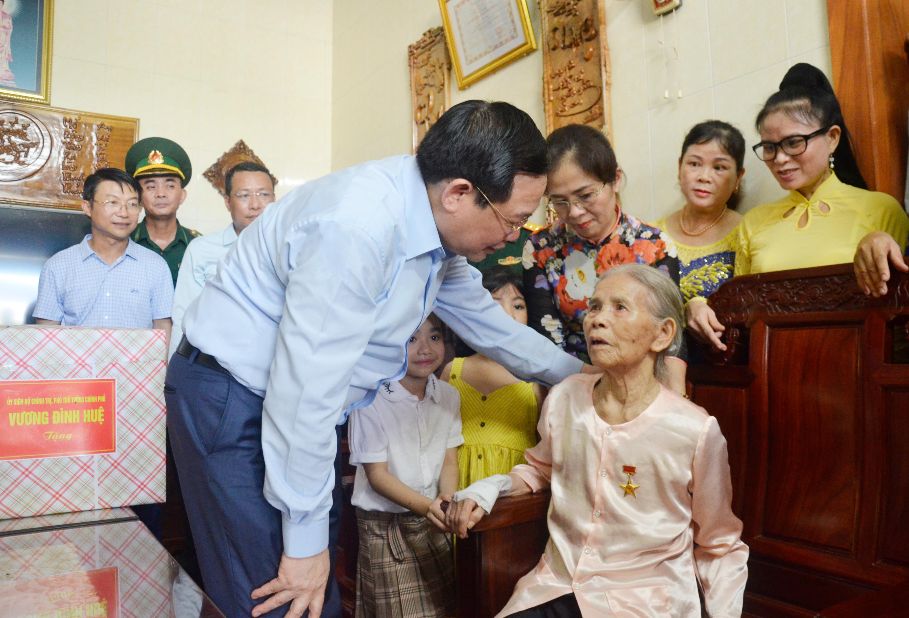 Phó Thủ tướng Vương Đình Huệ ân cần hỏi thăm Mẹ Việt Nam anh hùng Nguyễn Thị Huệ. Ảnh: Thanh Lê