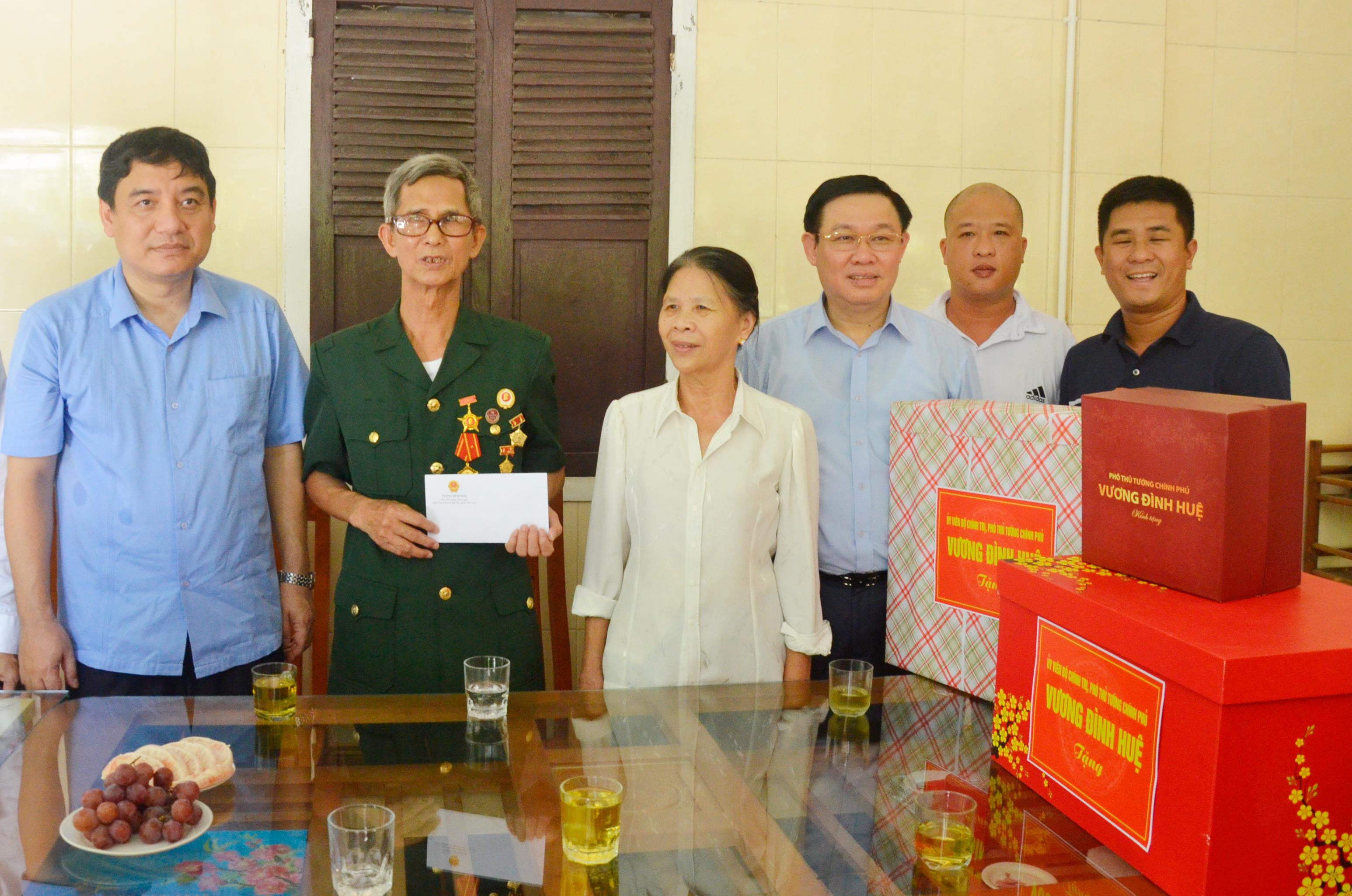 Phó Thủ tướng Vương Đình Huệ trao tặng quà gia đình ông Nguyễn Võ Tý thương binh 1/4. Ảnh: Thanh Lê