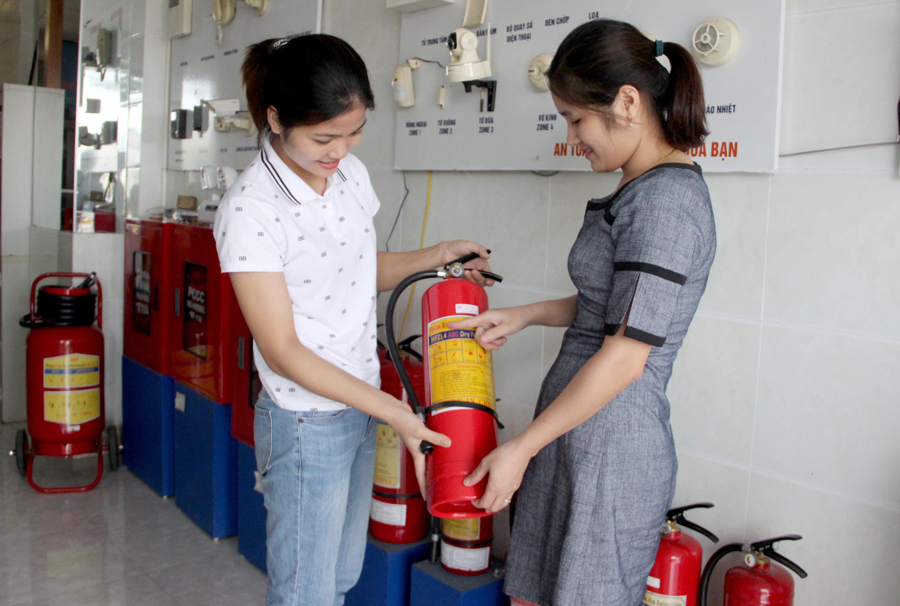 Người dân tìm mua các thiết bị PCCC. Ảnh Quang An