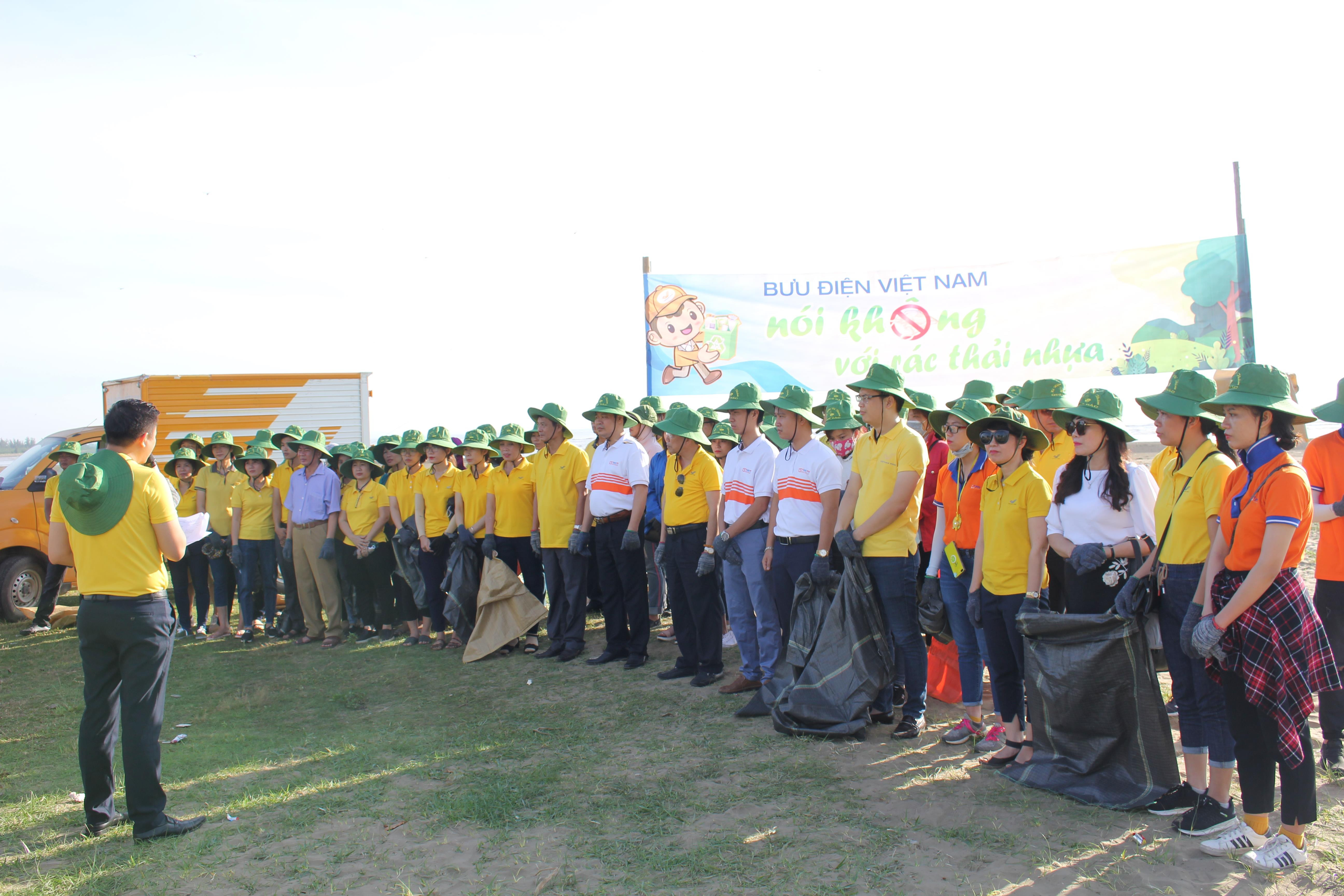 Gần 100 thanh niên của ngành Bưu điện tham gia làm sạch biển Diễn Thành. Ảnh: Nguyễn Linh
