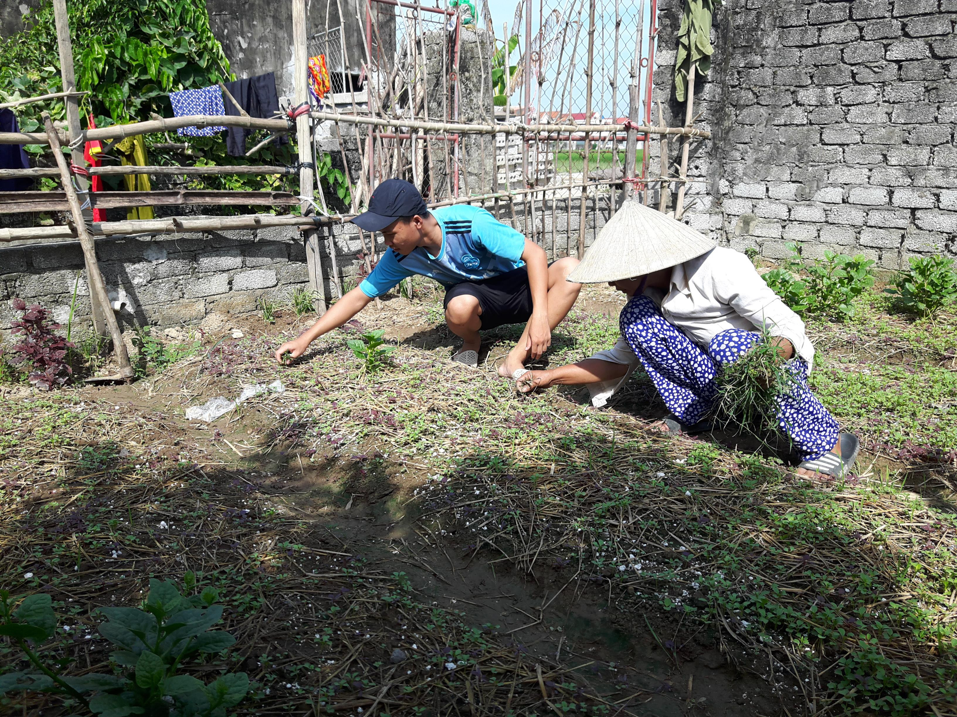 Hai mẹ con Quyền sống với nhau và Quyền chưa bao giờ biết mặt bố.