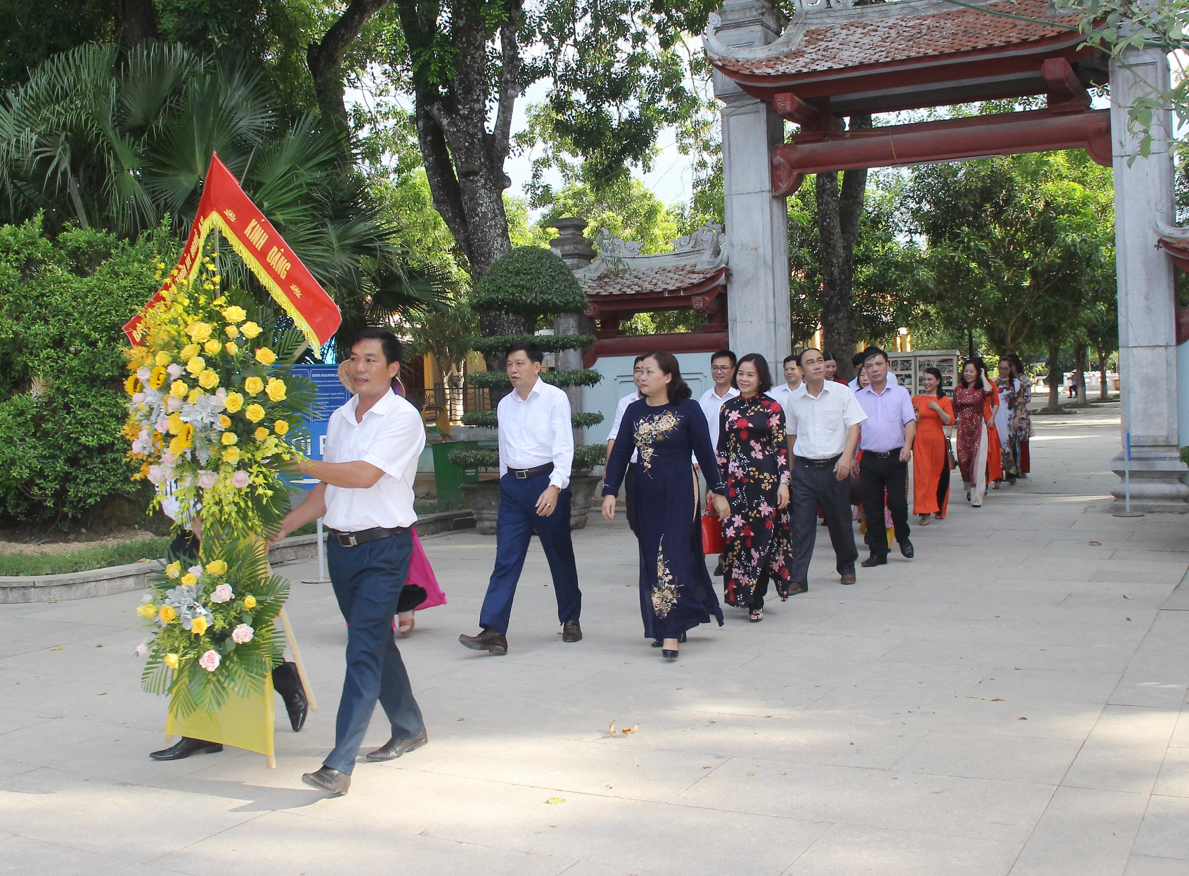 Đoàn cán bộ, nhân viên Ban Tuyên giáo Tỉnh ủy về Khu di tích Kim Liên dâng hoa, dâng hương tưởng niệm Chủ tịch Hồ Chí Minh nhân kỳ niệm 89 năm ngày truyền thống ngành Tuyên giáo của Đảng. Ảnh: Mai Hoa