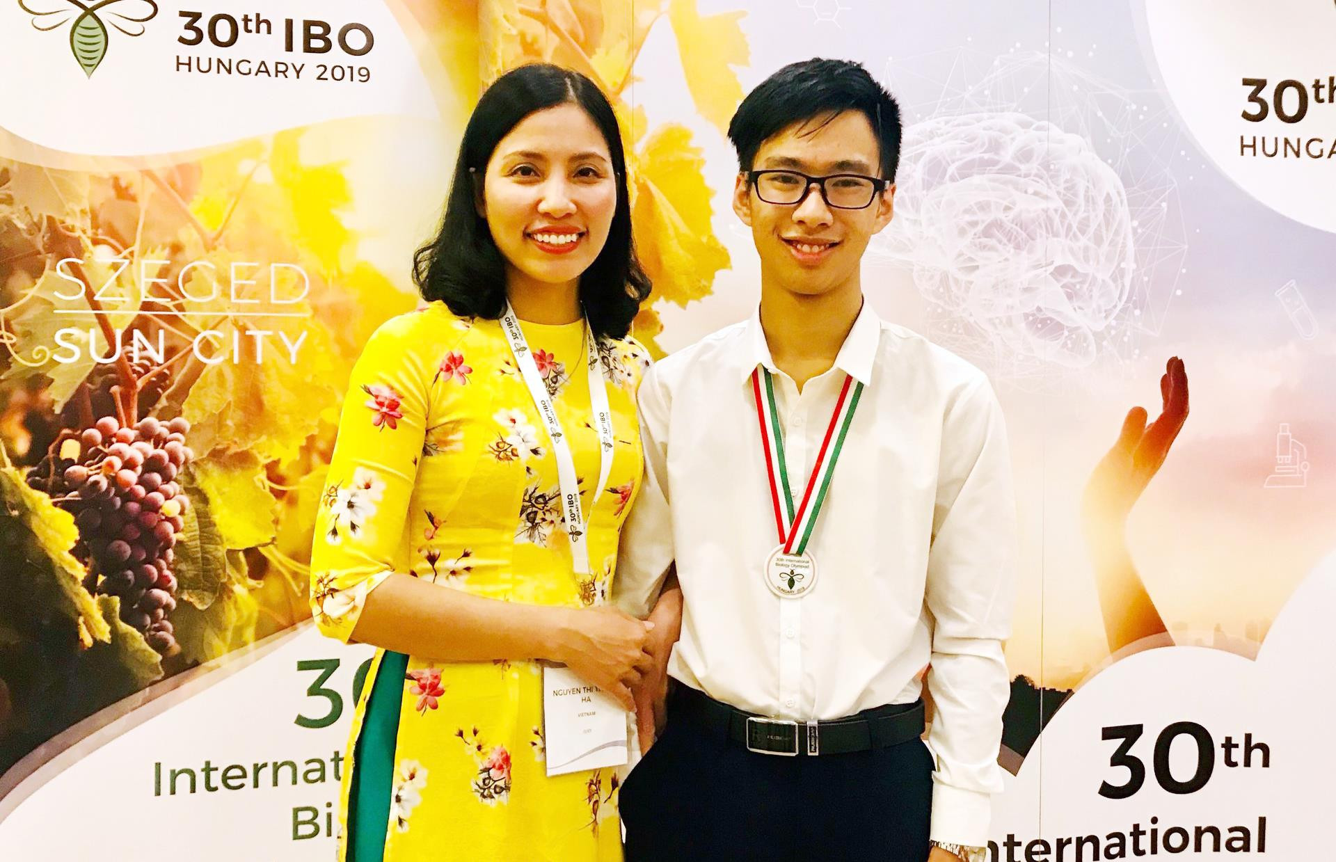 Tùng Lâm cùng cô giáo chủ nhiệm tại Kỳ thi Olympic Sinh học Quốc tế. Ảnh: NVCC