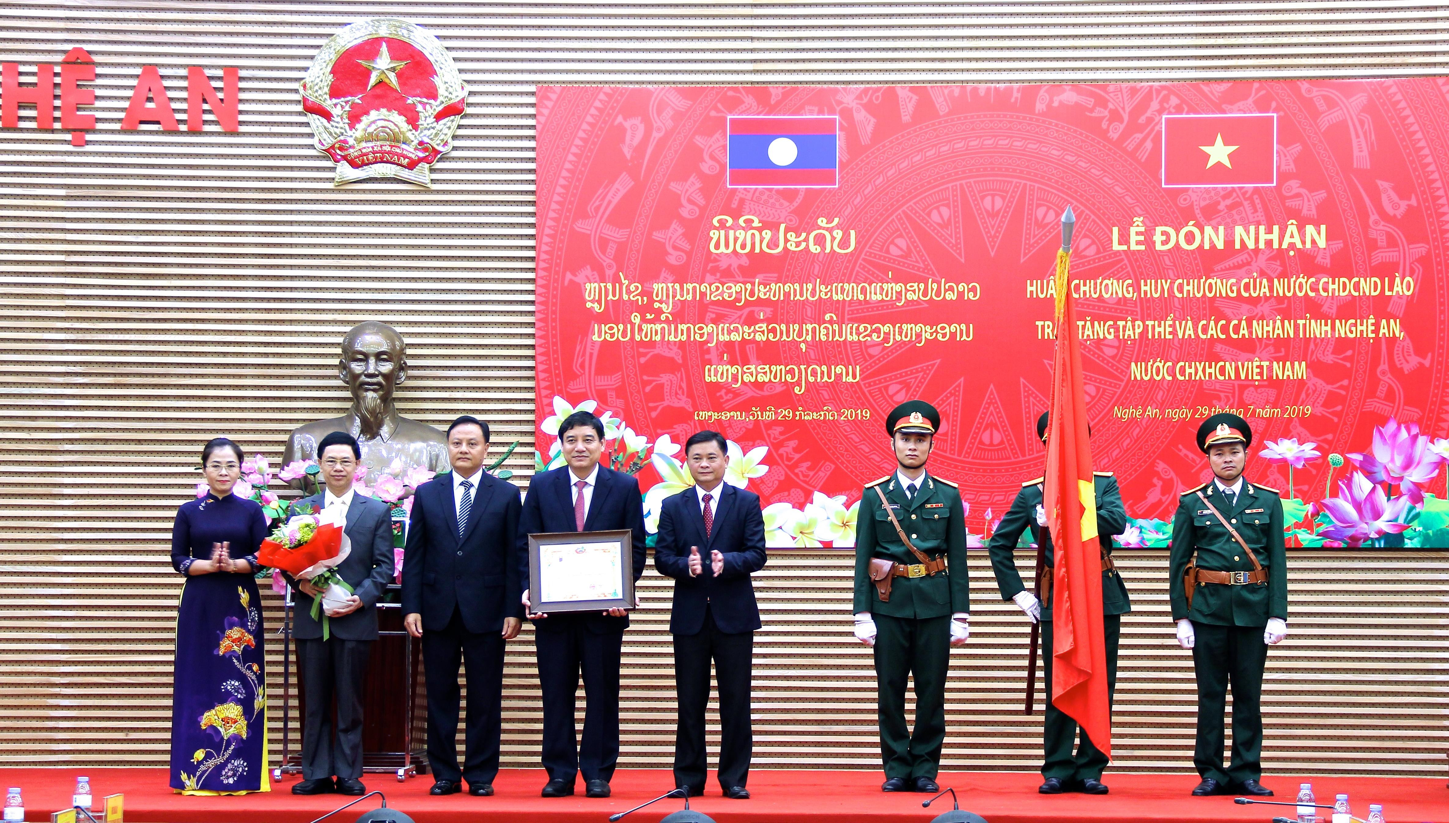 Tập thể Đảng bộ, chính quyền và nhân dân tỉnh Nghệ An đón nhận Huân chương Lao động Hạng 1 của nước CHDCND Lào. Ảnh: Mỹ Nga 
