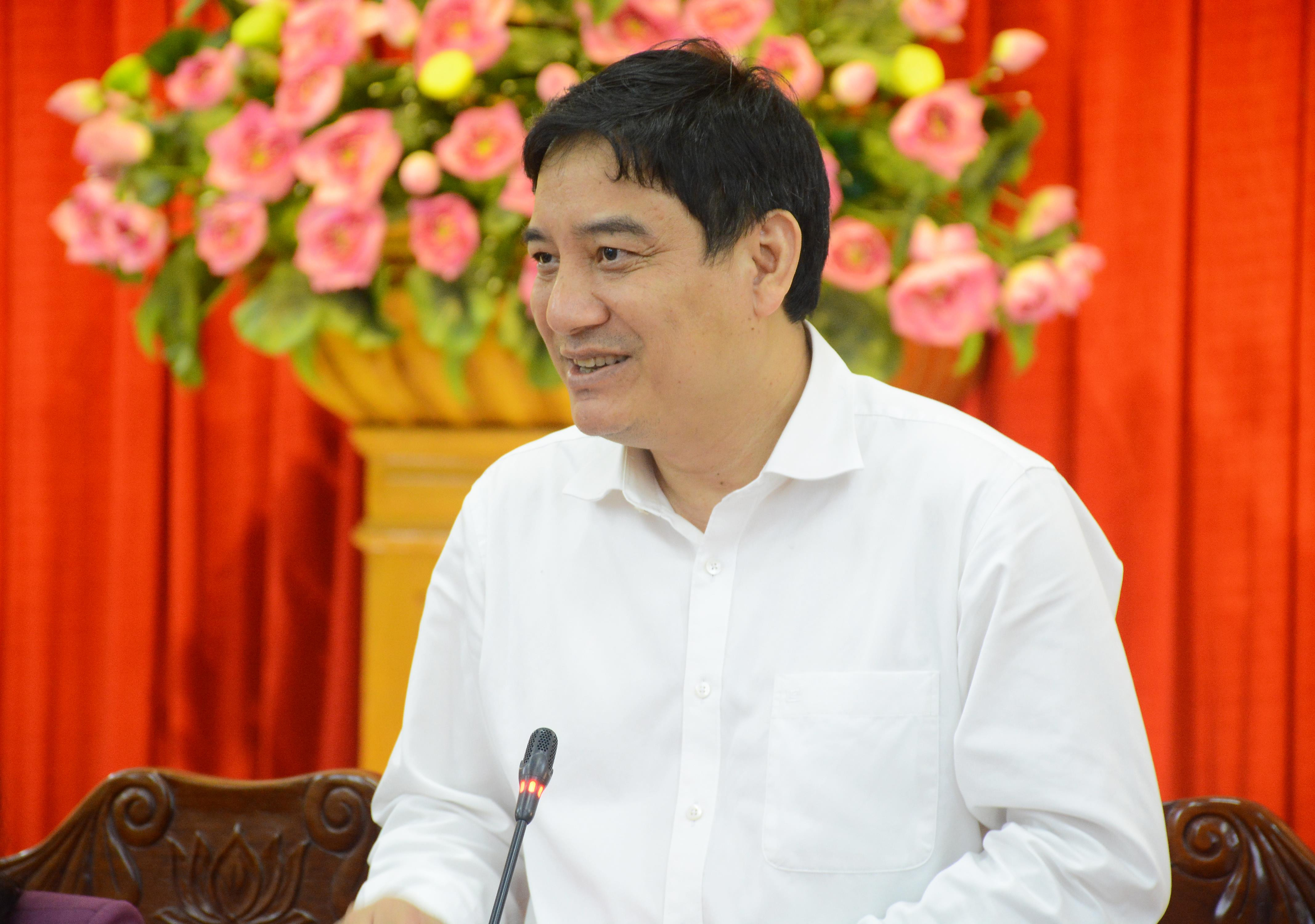 Bí thư Tỉnh ủy Nguyễn Đắc Vinh trao đổi các nội dung đoàn công tác quan tâm. Ảnh: Thu Giang