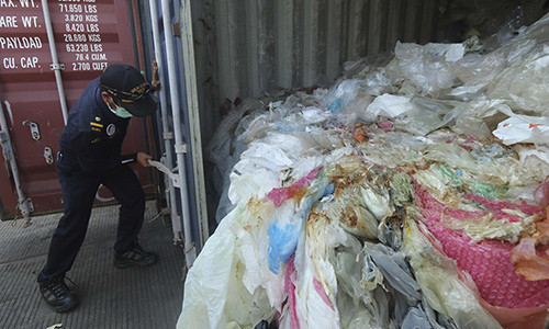Rác thải trong những container nằm tại cảng củaIndonesia. Ảnh: AFP.