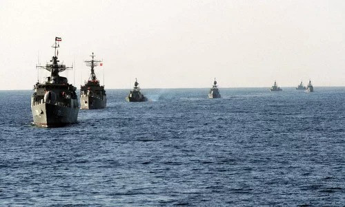 Tàu chiến Iran trong một cuộc tập trận năm 2011 tại eo biển Hormuz. Ảnh: IRIN.