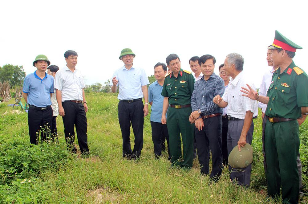 Đoàn công tác kiểm tra tại xã NTM Thanh Lĩnh.  Ảnh: Phú Hương