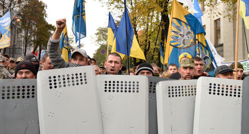 Người dân Ukraine biểu tình gần trụ sở Quốc hội. Ảnh: Sputnik
