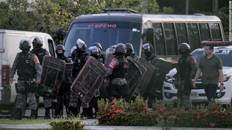 Cảnh sát chống bạo động Brazil chuẩn bị tiến vào nhà tù ở thành phố Manaus trong vụ bạo loạn hồi tháng 5. Ảnh: Getty