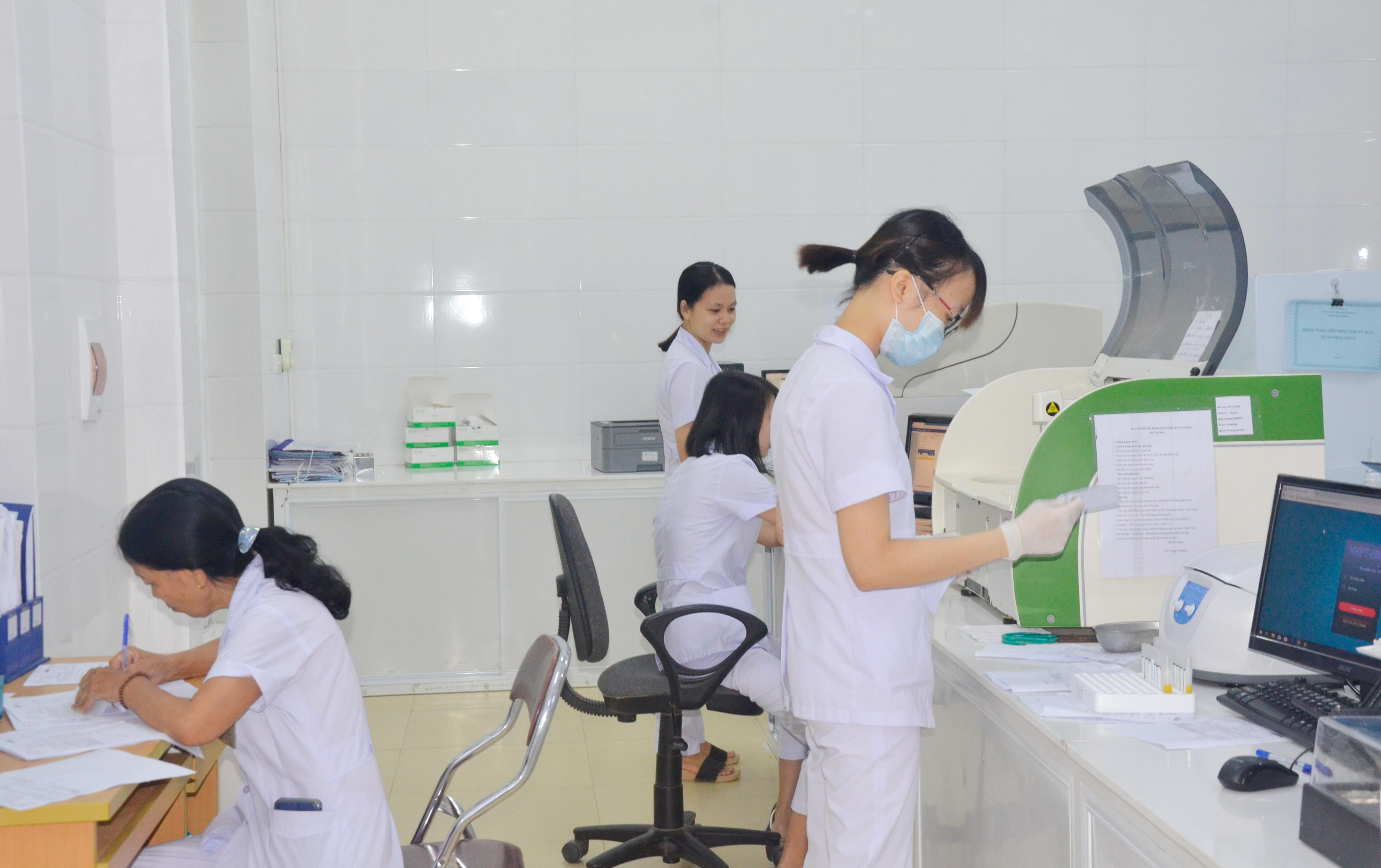 Phòng xét nghiệm Trung tâm Y tế huyện Nam Đàn được đầu tư thiết bị hiện đại phục vụ công tác khám chữa bệnh. Ảnh: Thanh Lê