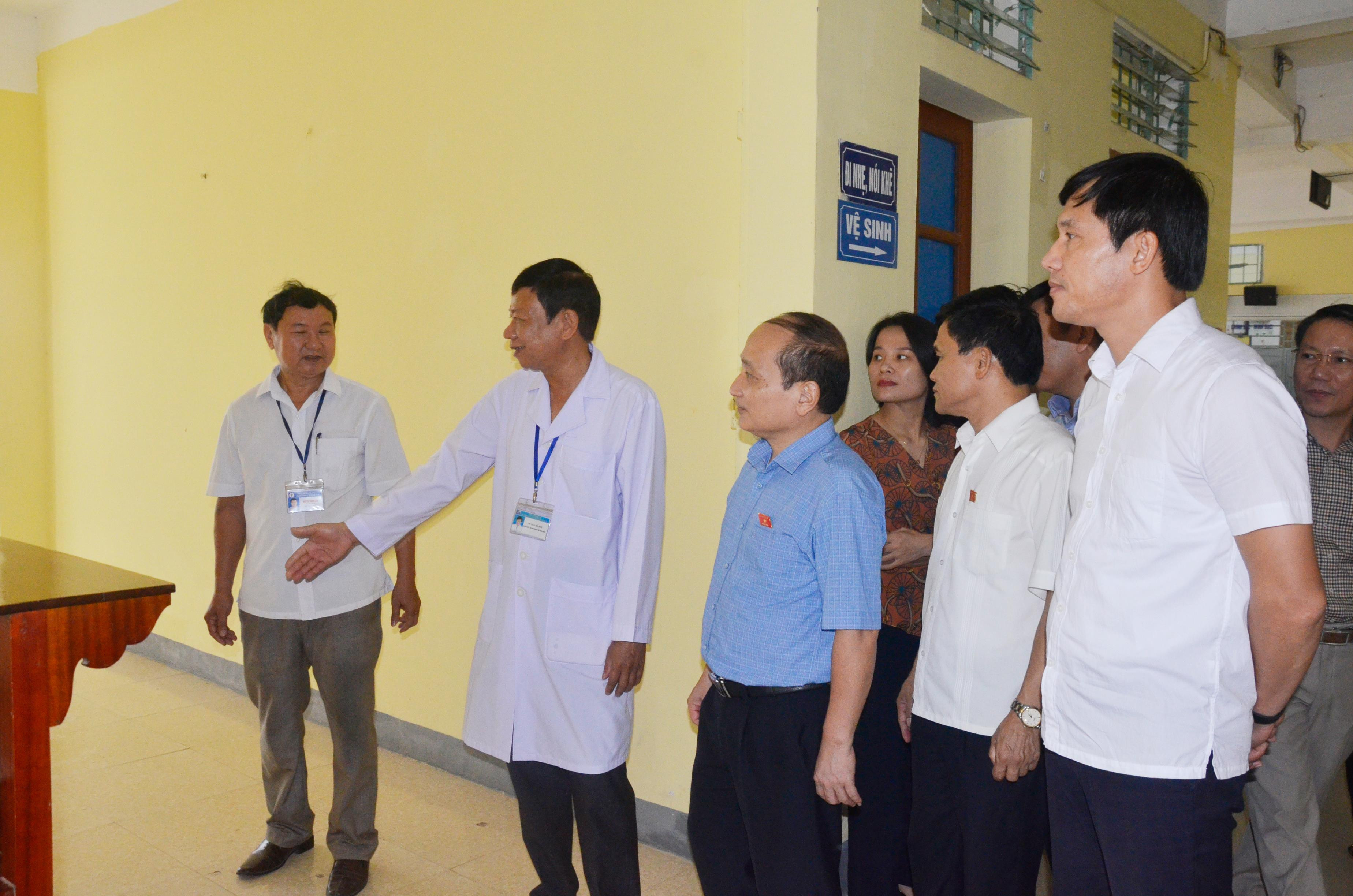 Đoàn giám sát kiểm tra cơ sở vật chất của Trung tâm Y tế huyện Nam Đàn. Ảnh: Thanh Lê